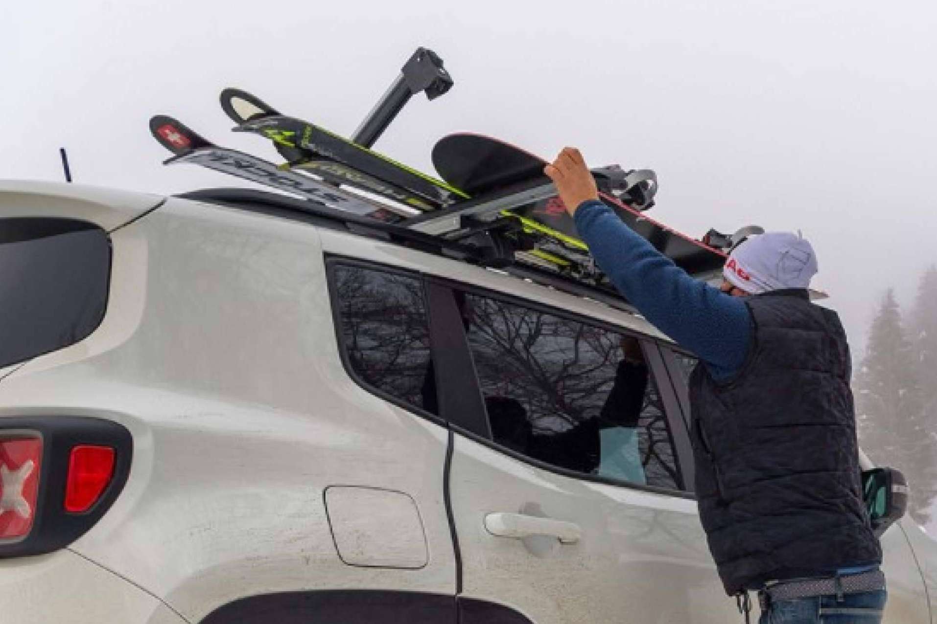 El portaesquís, el equipo que no le puede faltar a ningún aficionado al esquí y snowboard en sus próximas salidas a la nieve