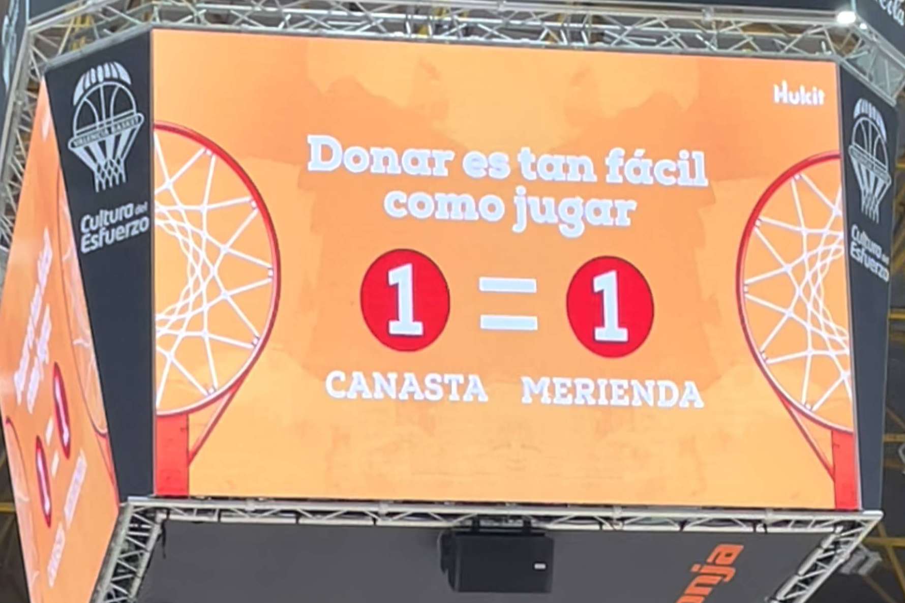 La activación realizada por la agencia en colaboración con Valencia Basket y Casa Caridad