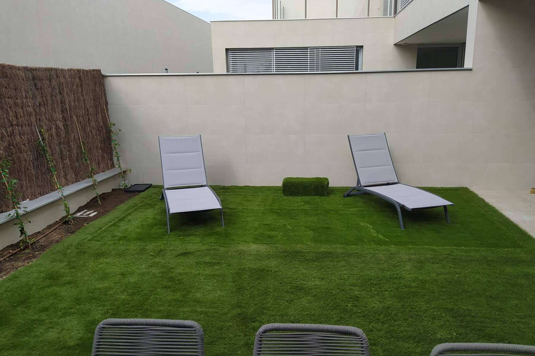La optimización de espacios reducidos con una cubierta rígida transitable para piscinas
