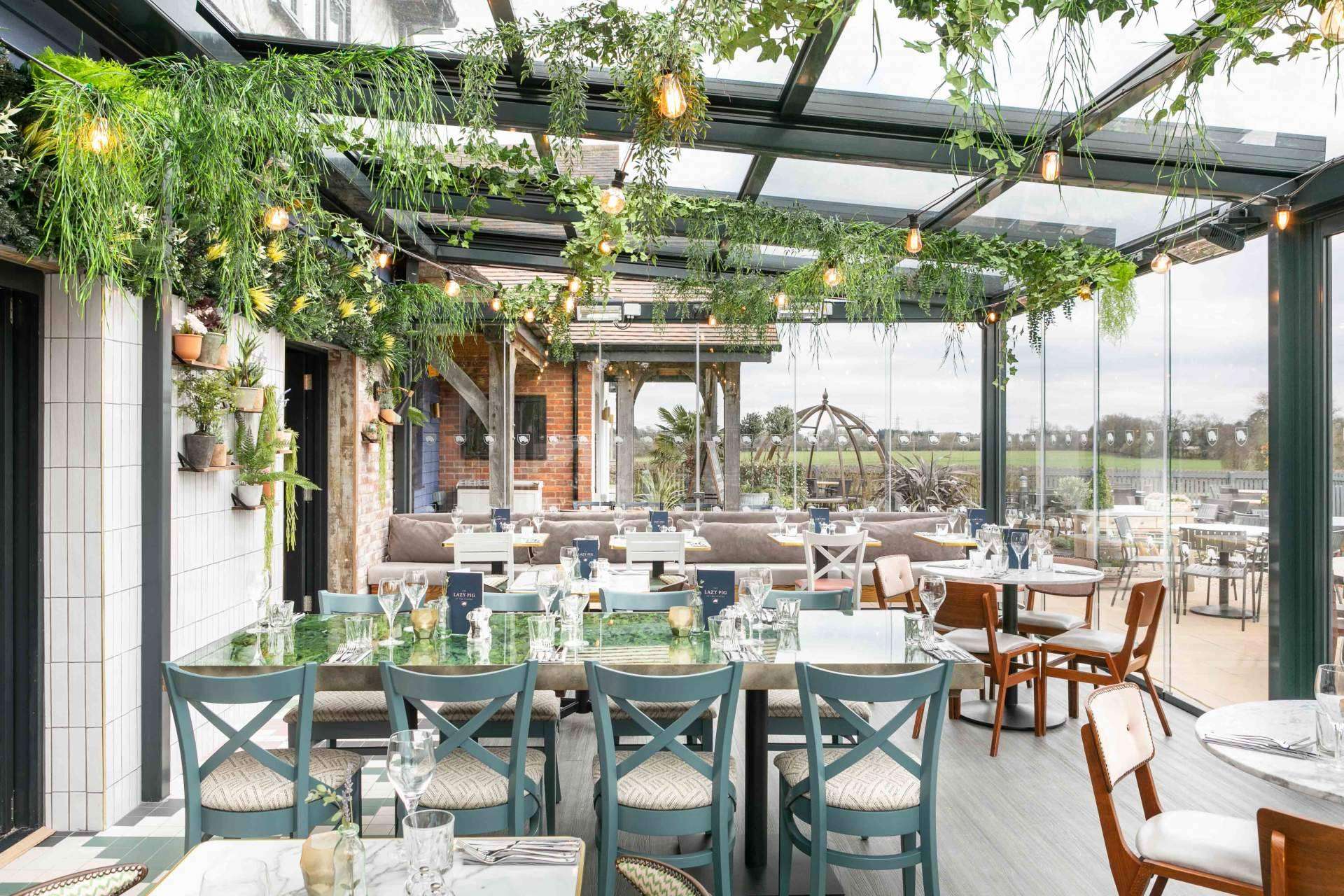 Cubrir la terraza de un negocio para disfrutarla todo el año, con Airclos
