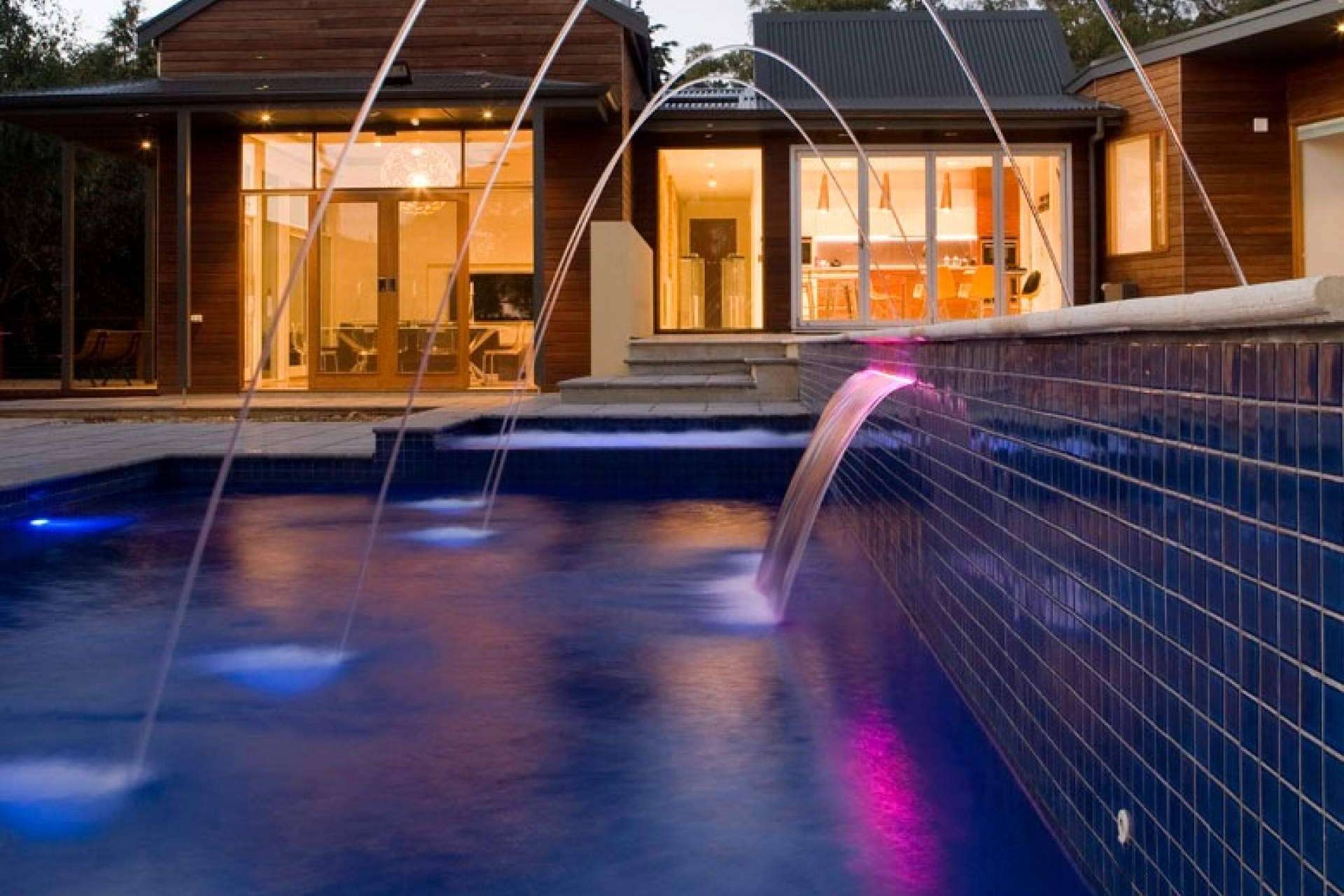 Cascada laminar acrílica, el complemento decorativo ideal de Warmpool para piscinas y centros tipo spa
