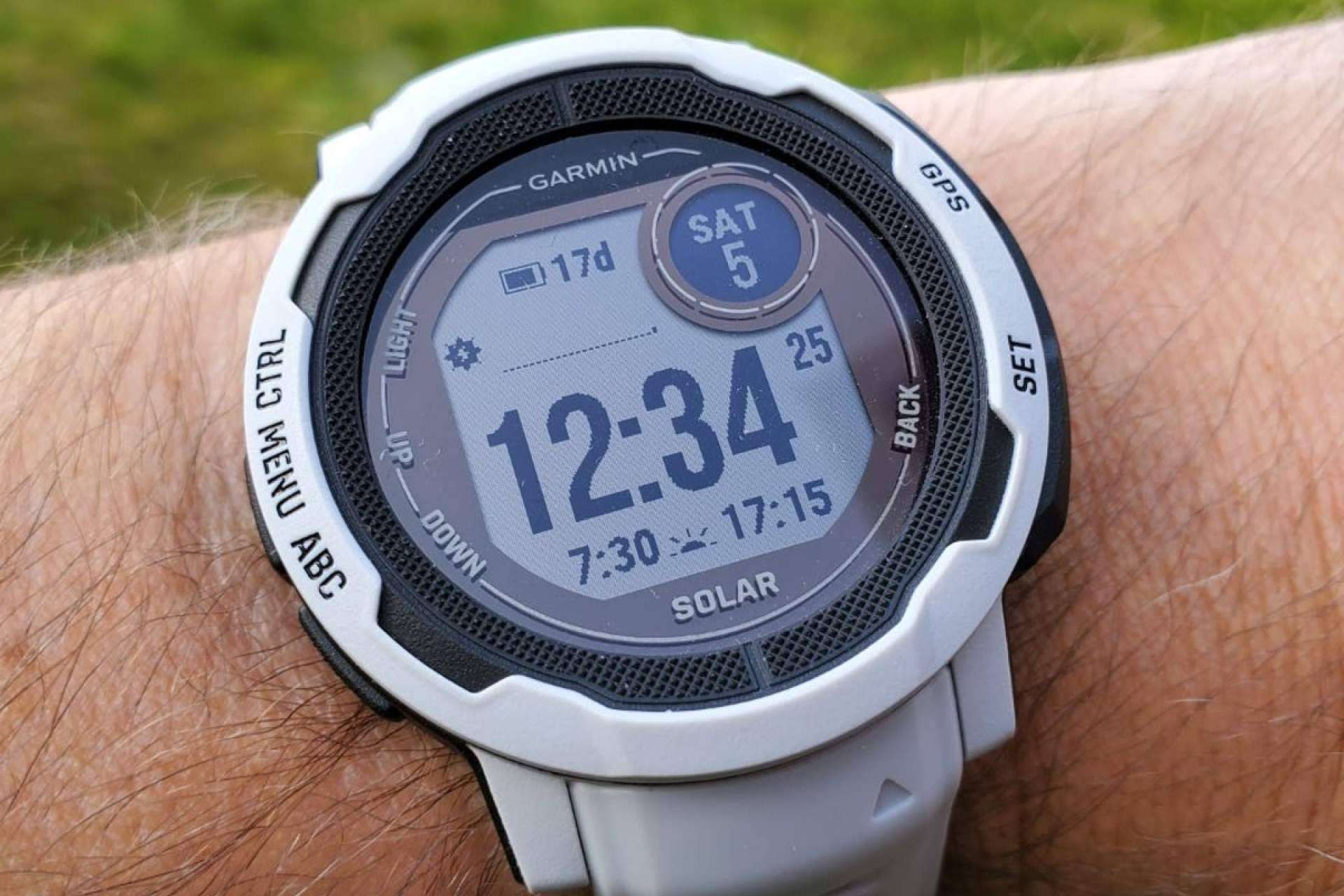 Llega el primer smartwatch con batería infinita de Garmin, así es el Garmin Instinct 2 Solar