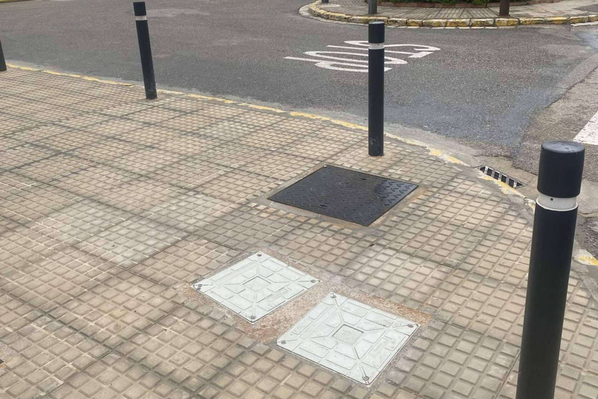 Pilonas de plástico reciclado con banda reflectante para delimitar los espacios de forma sostenible, por GB Solutions
