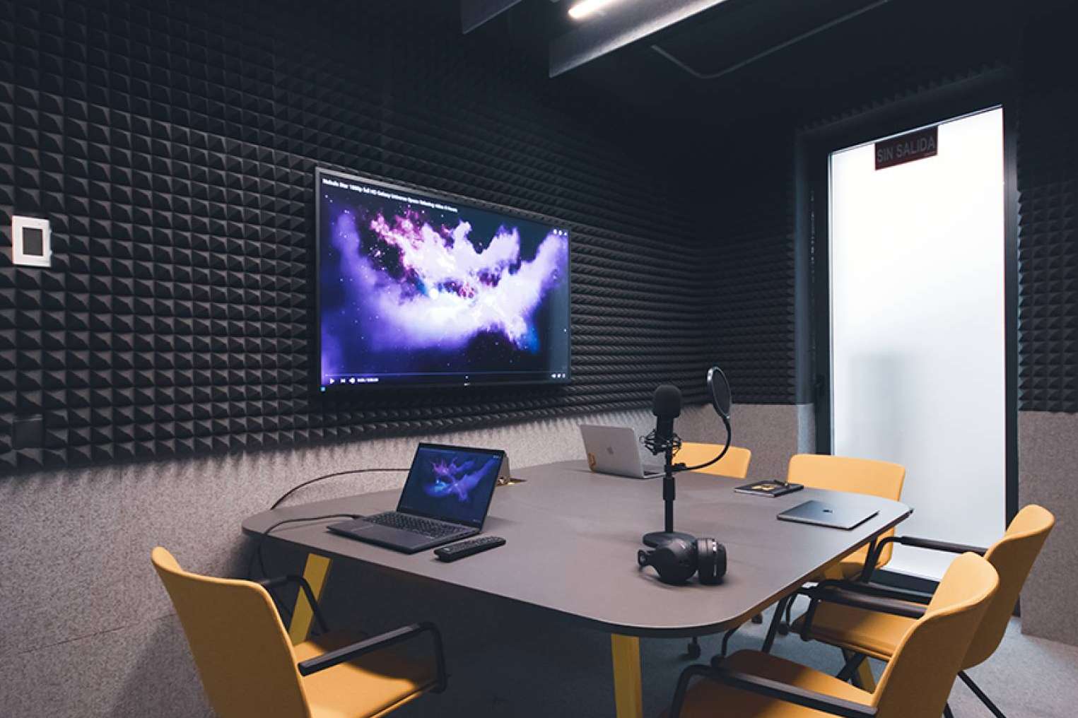 Grabación de podcasts en las salas especializadas de Mastermind Place Madrid