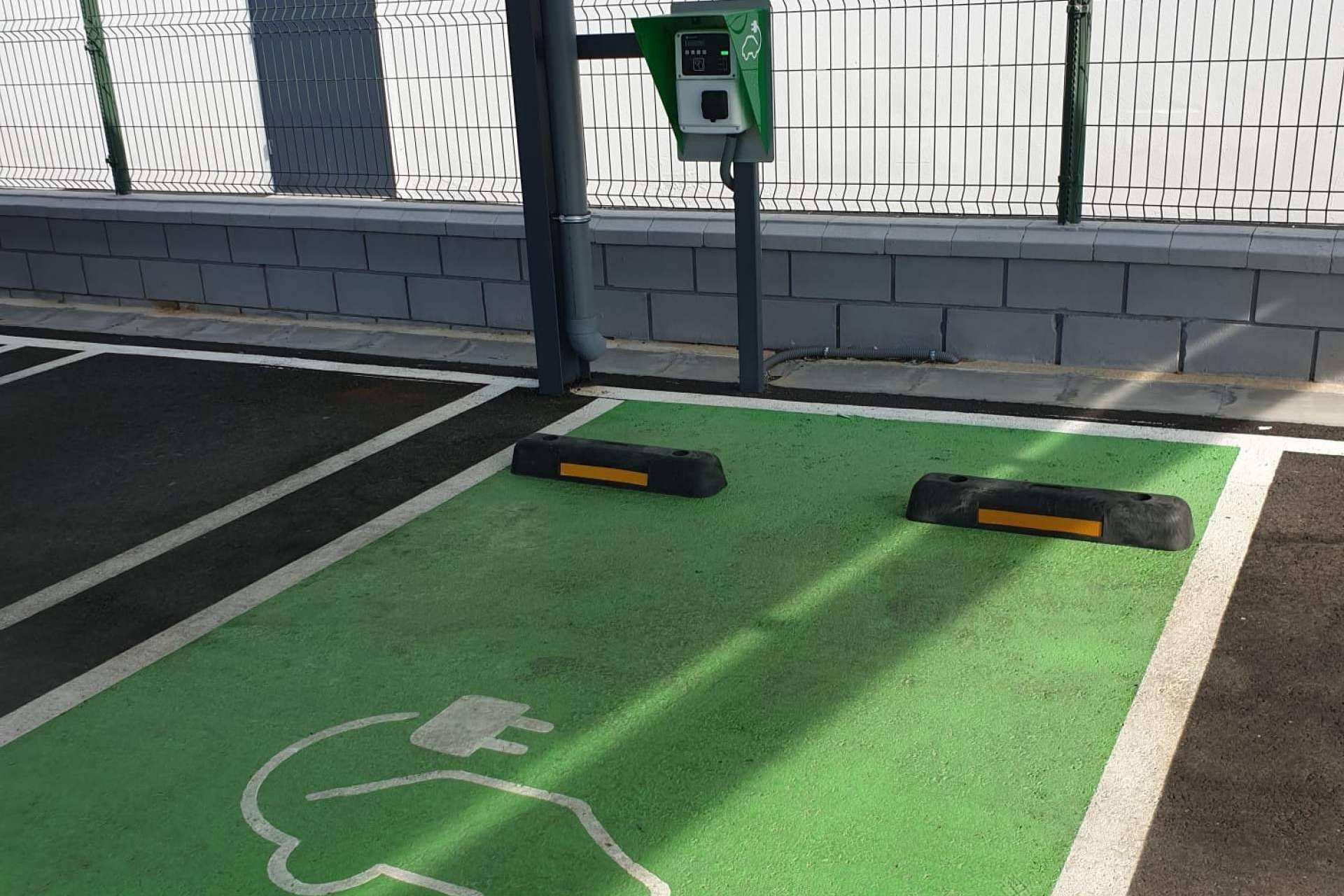 Topes de parking de plástico 100 % reciclado, de la mano de Abadecom Manufacturer SL