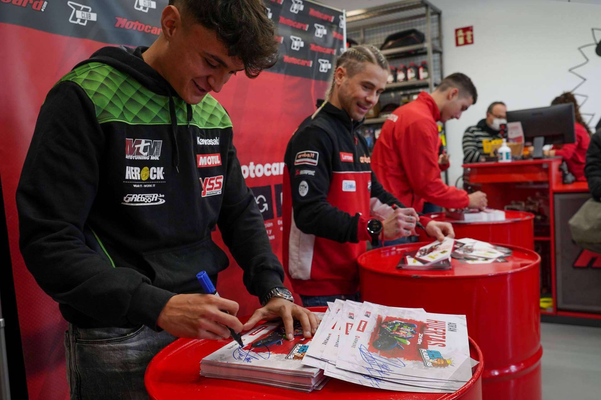 Los pilotos Álvaro Bautista, Iker Lecuona y Adrián Huertas han visitado la tienda de Motocard en Zaragoza