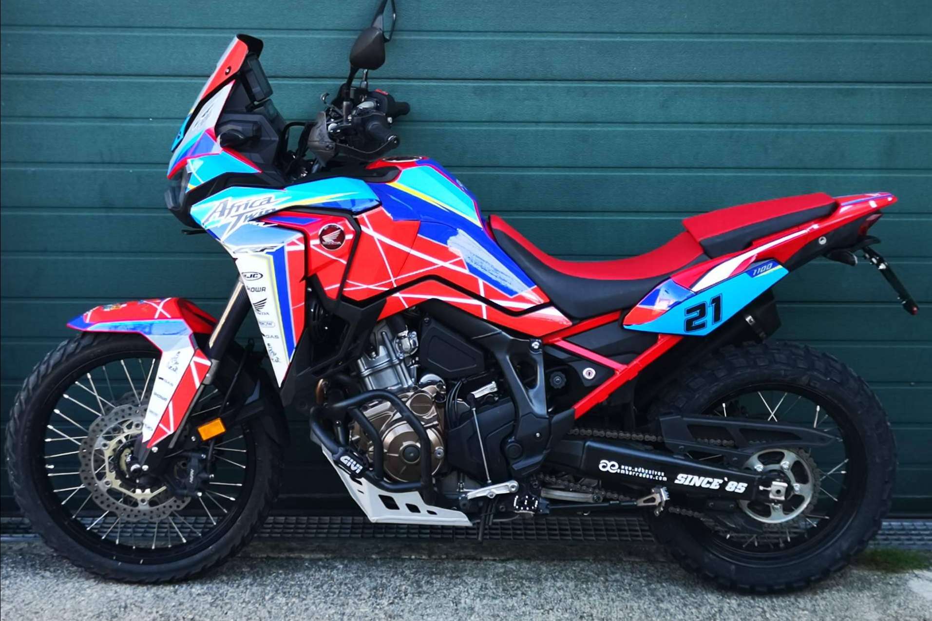 El amplio catálogo de pegatinas para moto personalizadas de ADHESIVOSEMBARRADOS