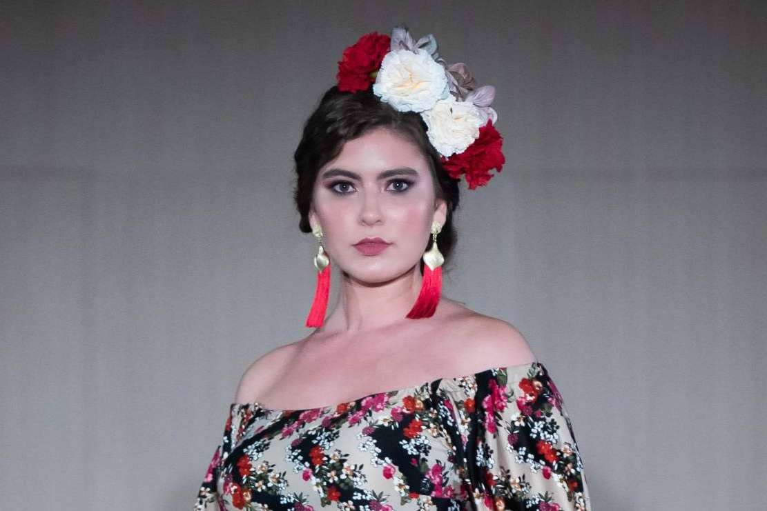 Las flores de flamenca son el complemento imprescindible de cada vestido, por Carmen Fernández Complementos