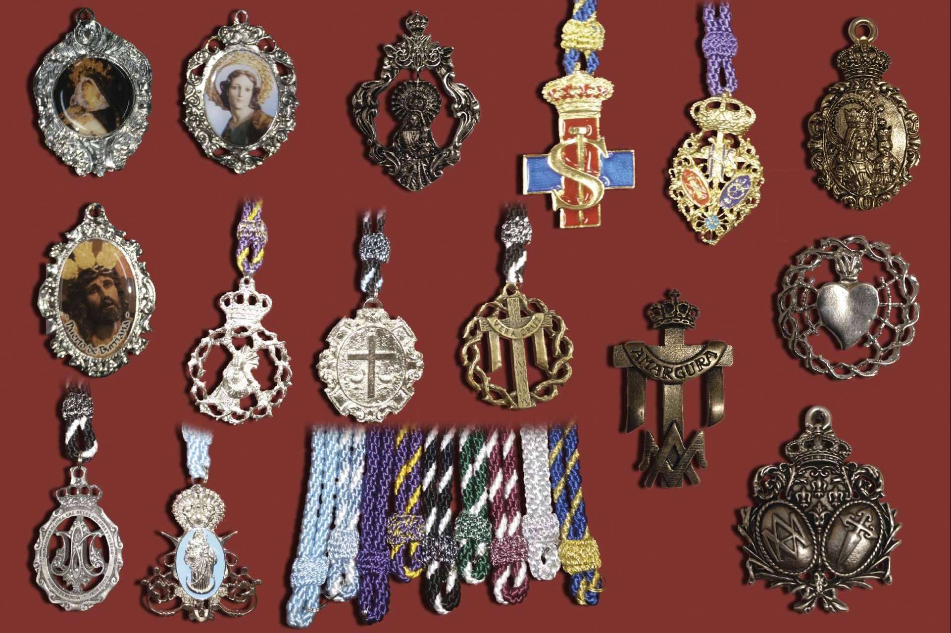 Las medallas de Amén Promosant, uno de los elementos favoritos de la población católica
