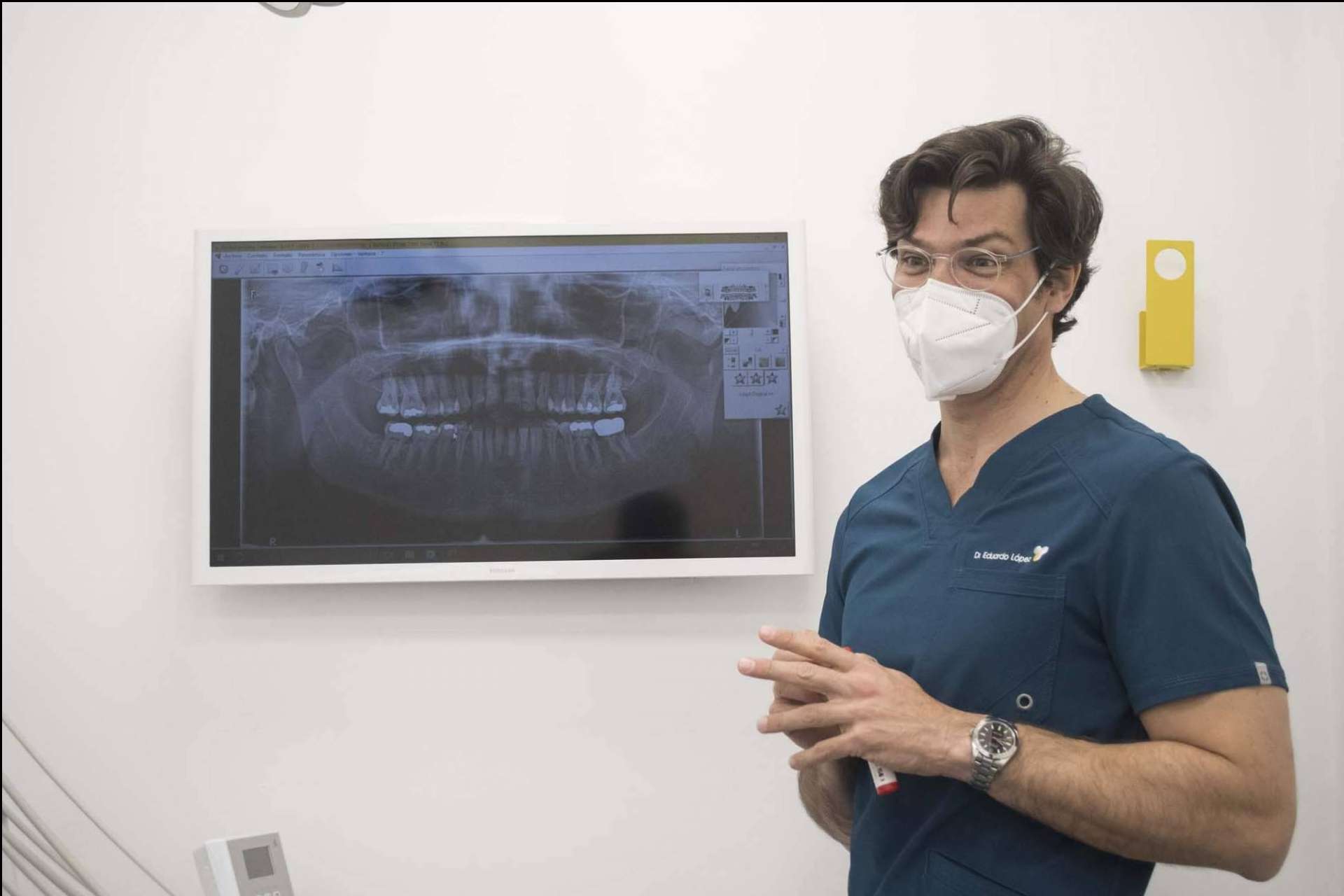 Causas de una sonrisa gingival y cómo corregirla en Clínica Dental Eduardo López