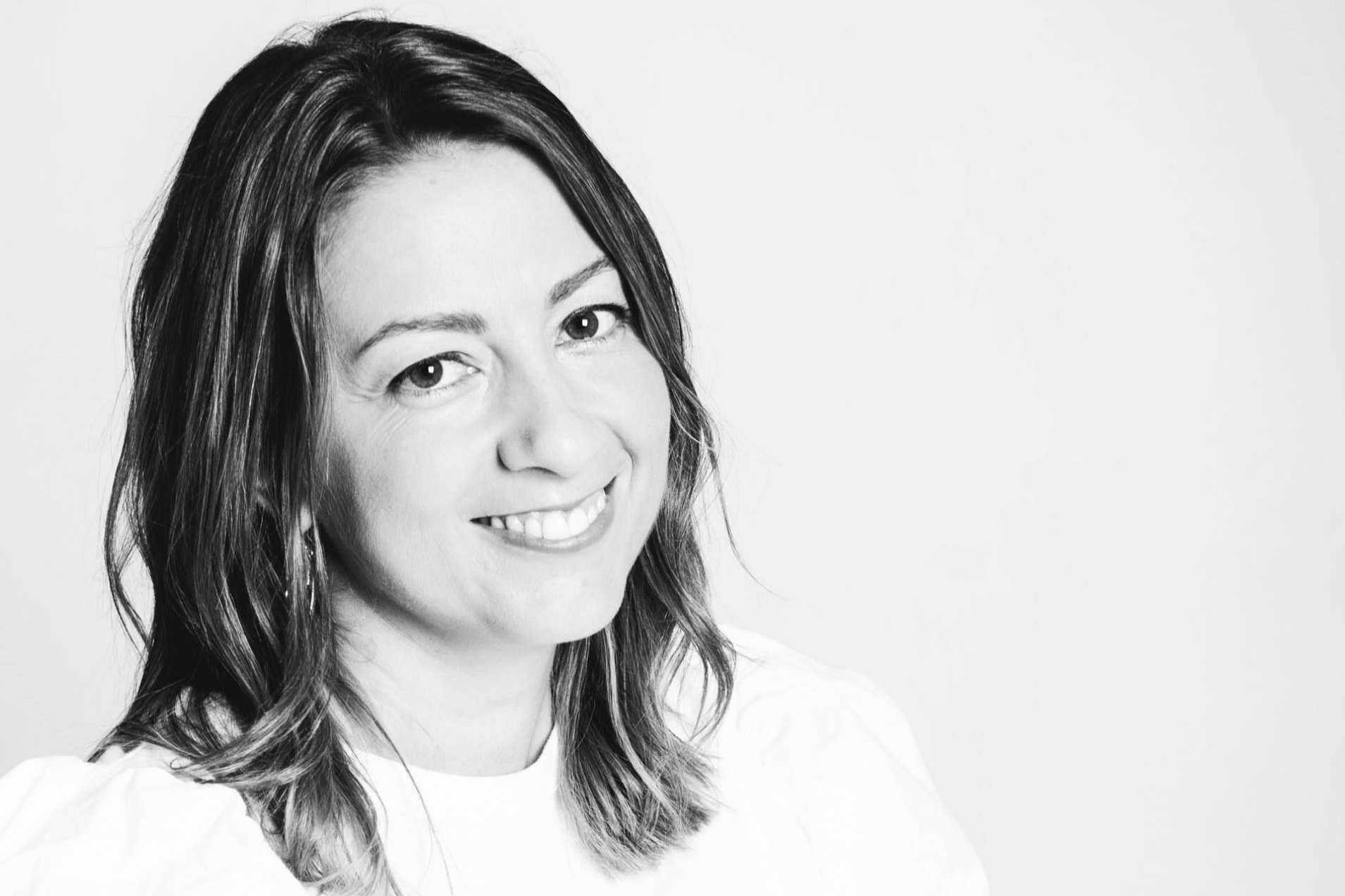 Mujer CEO motiva y enseña a las mujeres a emprender