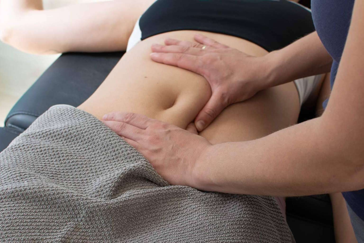 La importancia de la fisioterapia del suelo pélvico tanto en mujeres como en hombres, por eFISIO