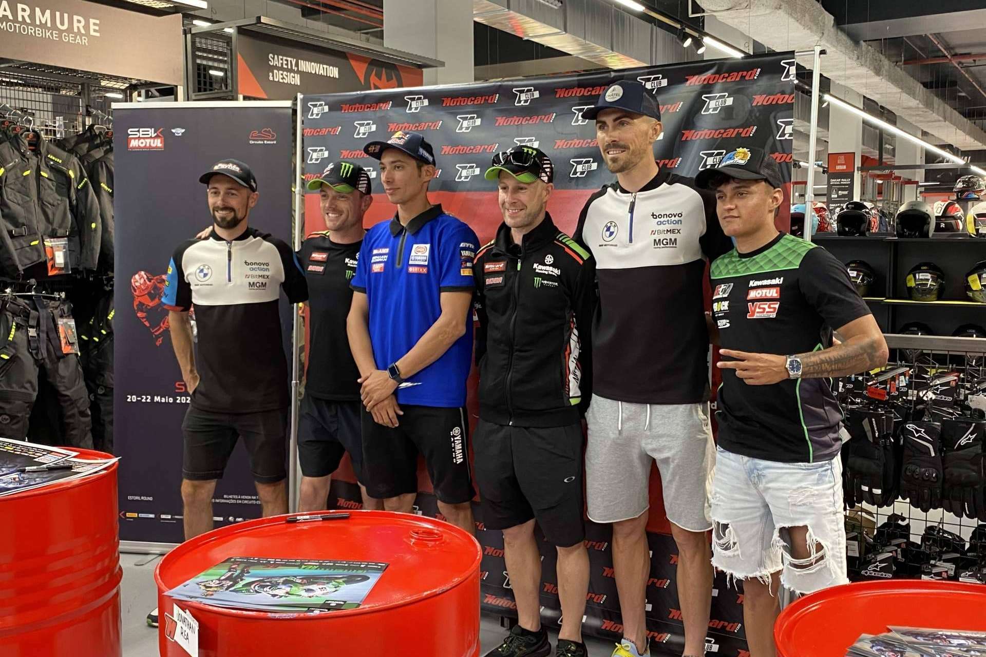 Jonathan Rea, Toprak Razgatlioglu y otras estrellas del Campeonato Mundial de Superbikes han visitado la tienda de Motocard en Lisboa