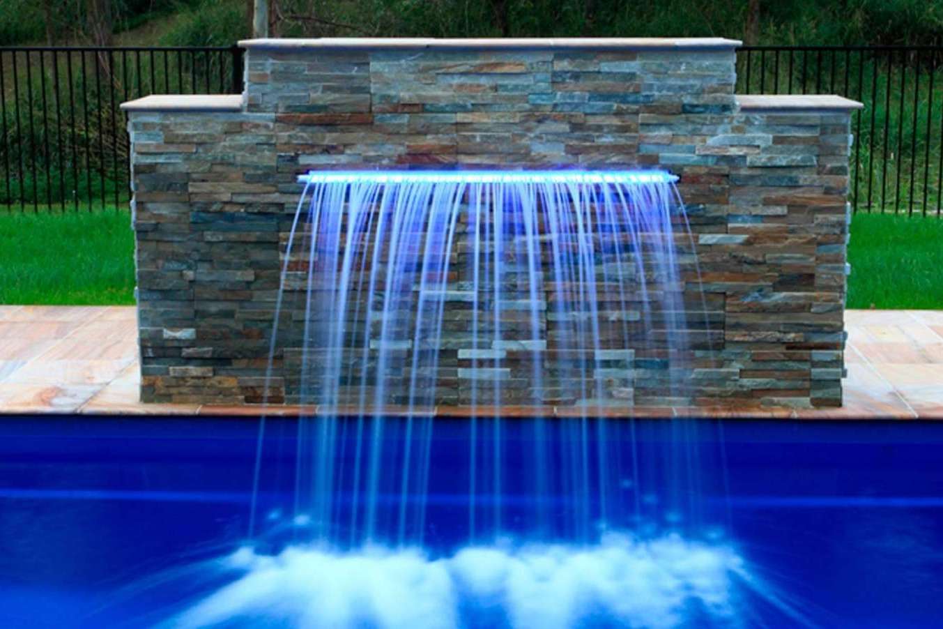 Elegancia y estilo en las piscinas con las cascadas acrílicas de Warmpool