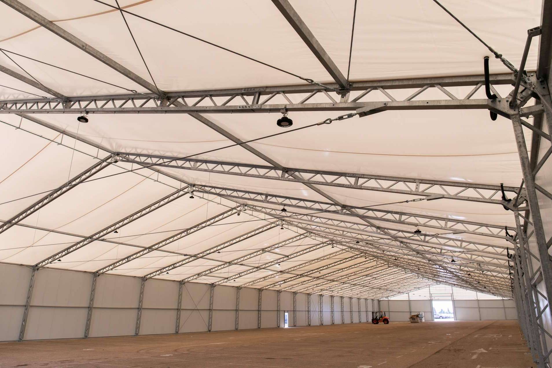 Grup Vall protege todo tipo de mercancías con la instalación de carpas industriales