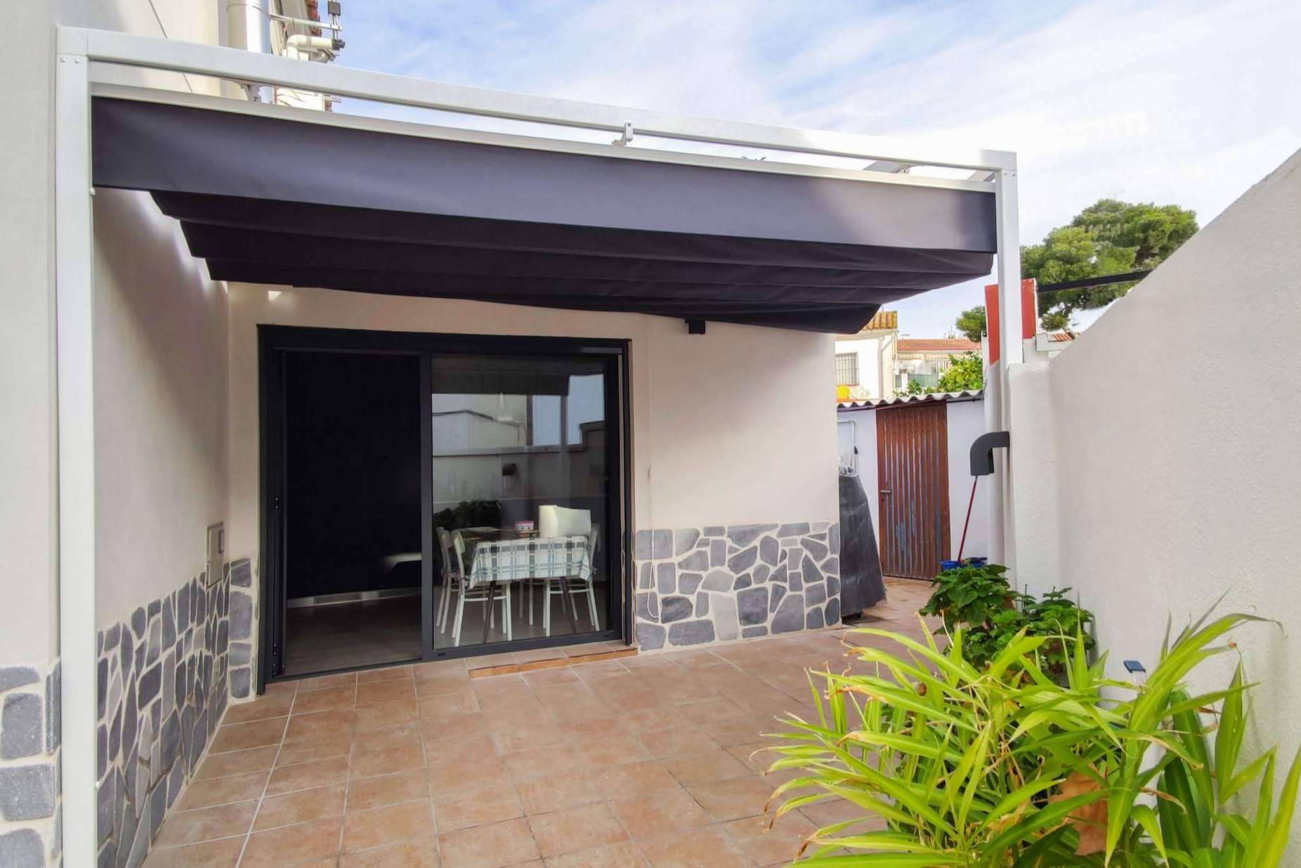 Toldo corredero, pérgolas y mosquiteras para el verano, de la mano de Alustetic