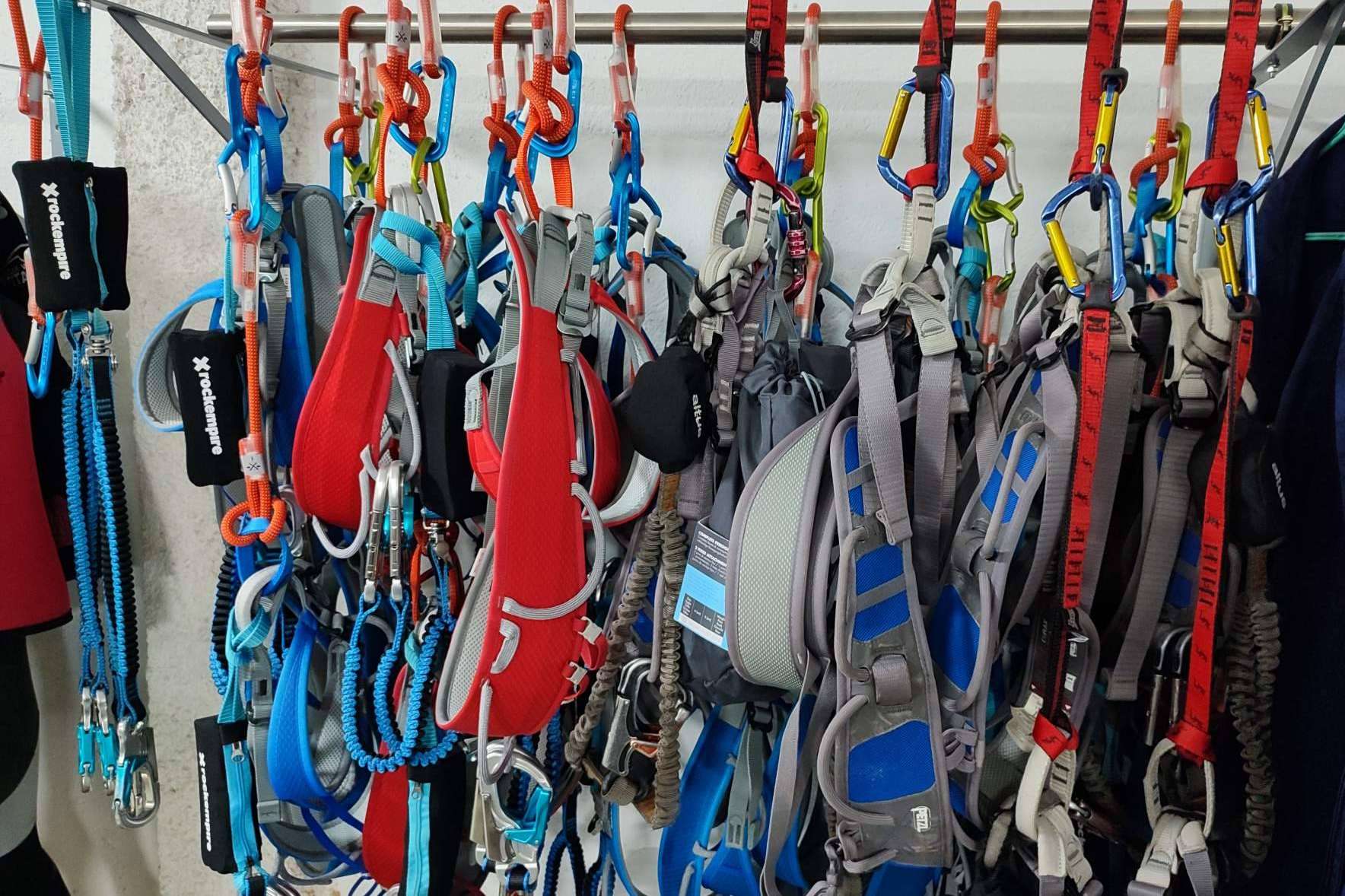 Guía y Deportes de Aventura, una tienda montaña Barcelona donde alquilar material de montaña