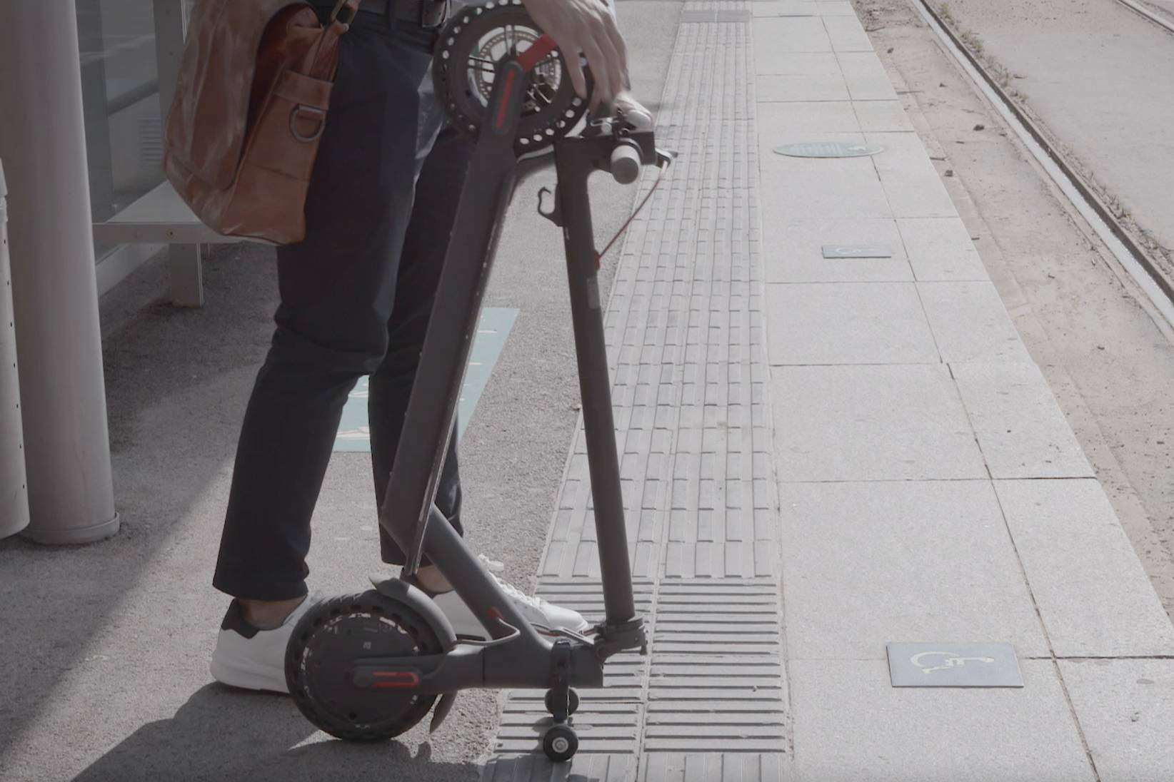 Techmotion Electronics prepara una campaña de crowdfunding para su soporte para patinete eléctrico