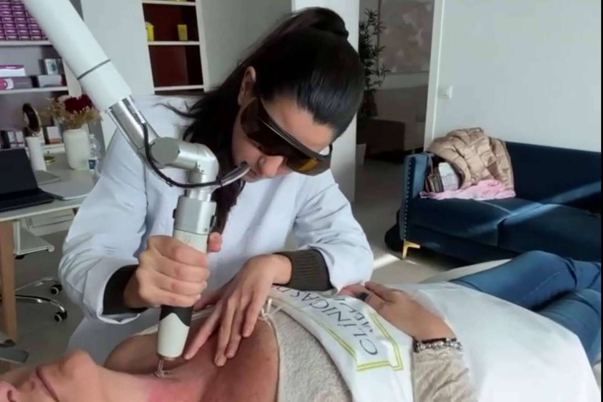 La doctora Yasmin Al Adib elimina las varices en su clínica situada en Sevilla