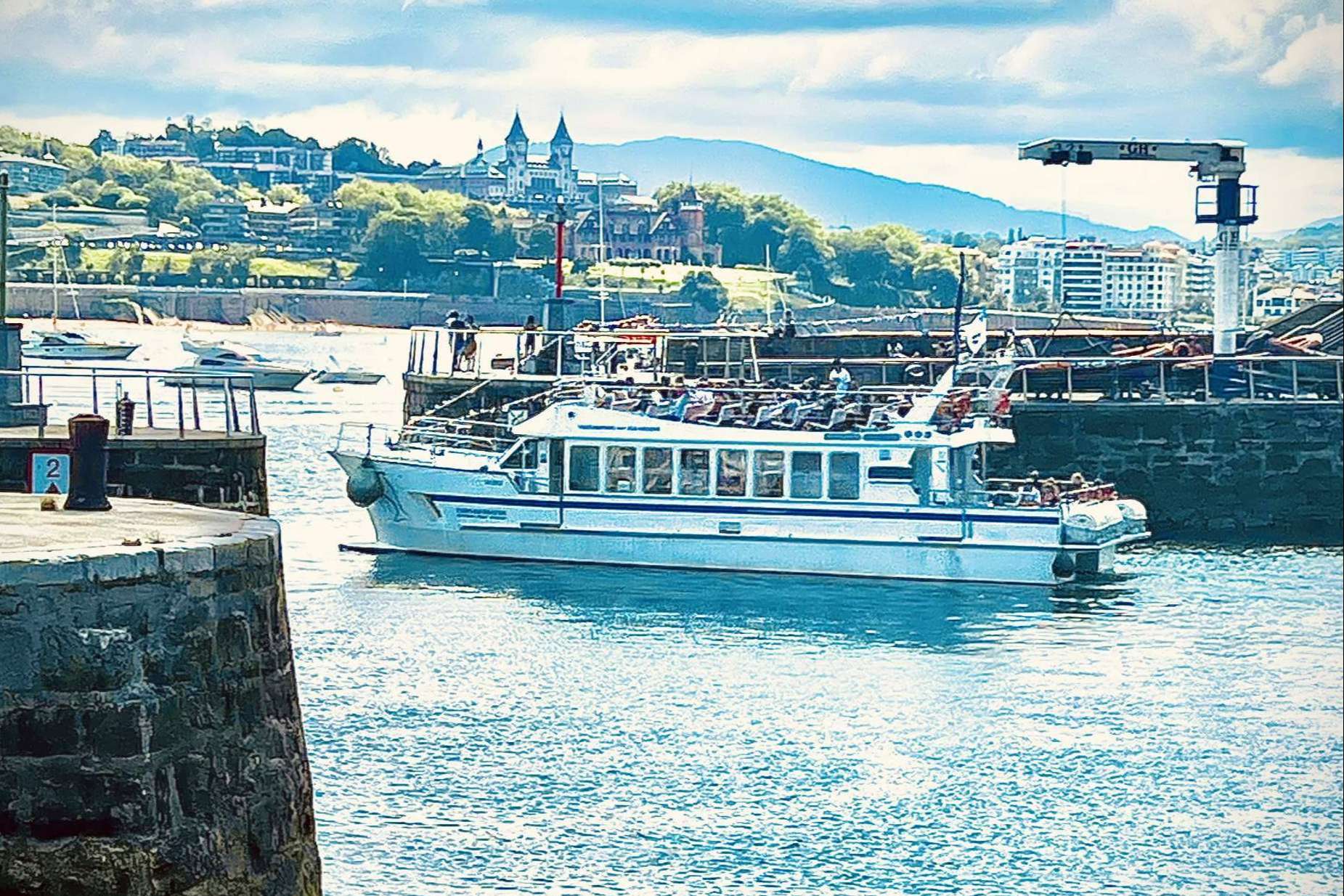 Conocer la costa de San Sebastián en catamarán con Ciudad San Sebastián