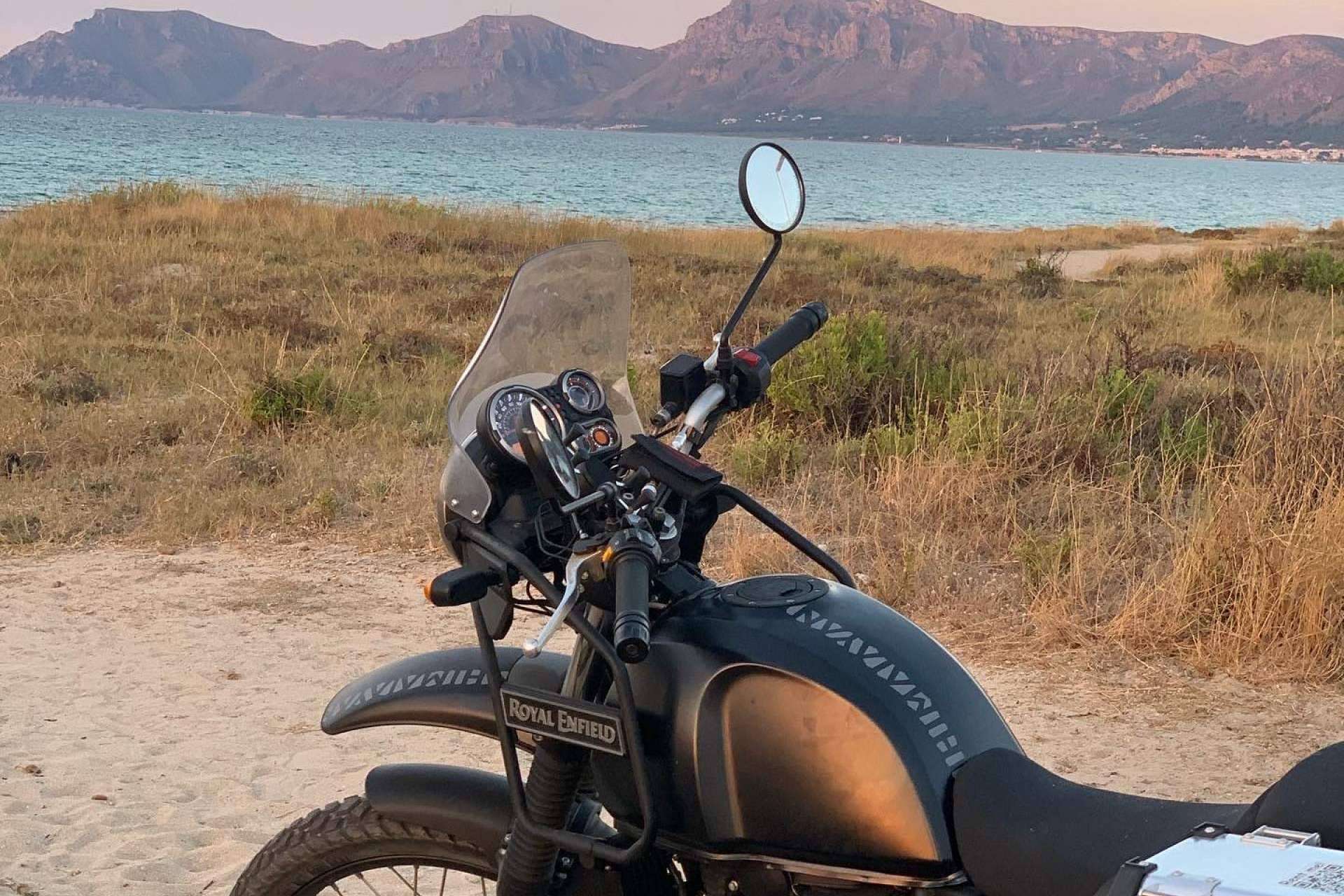 Motos de aventura, una innovadora forma de visitar las playas de Mallorca