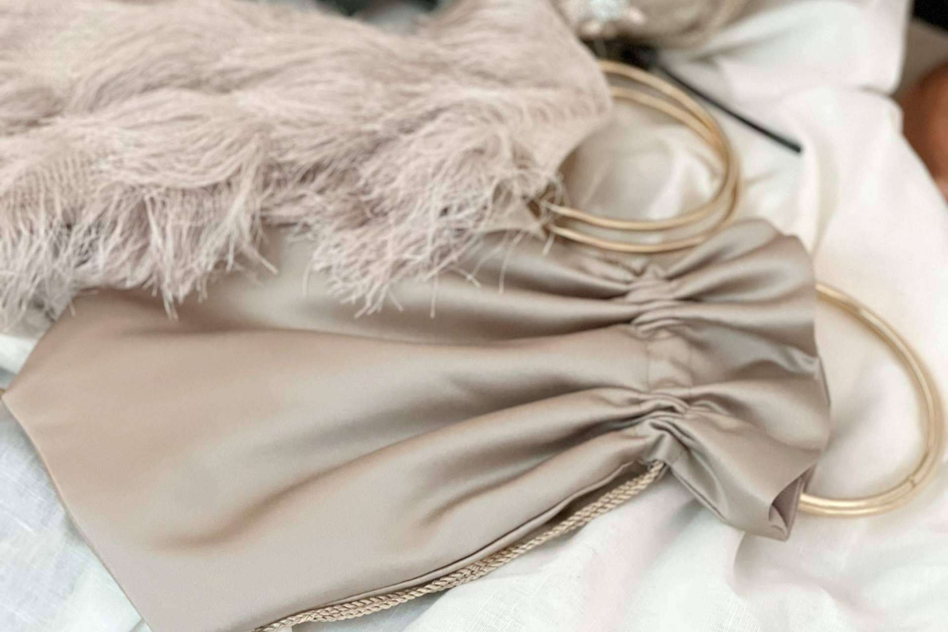 La versatilidad de los bolsos bombonera para novia de Carmen Fernández Complementos
