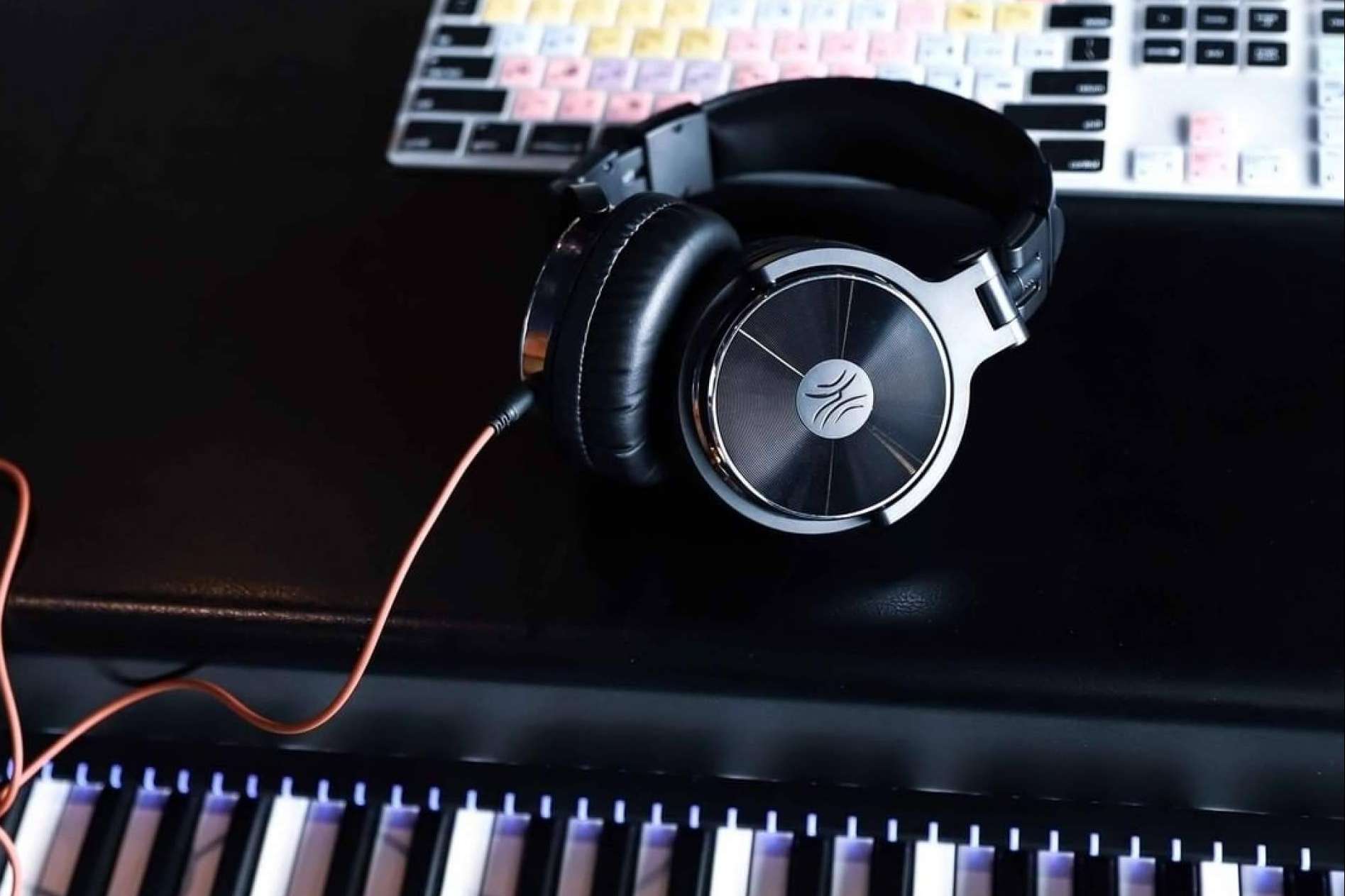 Los auriculares profesionales de Aulover para realizadores de películas y locutores