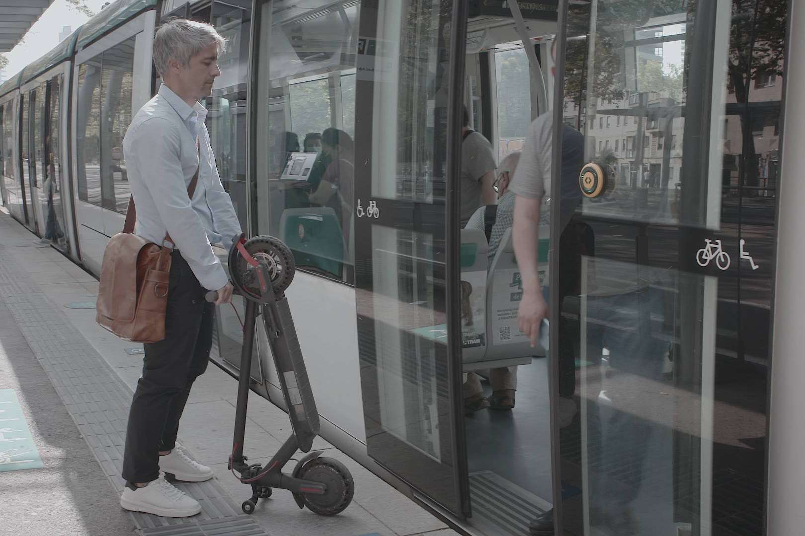 El soporte para patinete eléctrico de Techmotion Electronics facilita su transporte en el transporte público