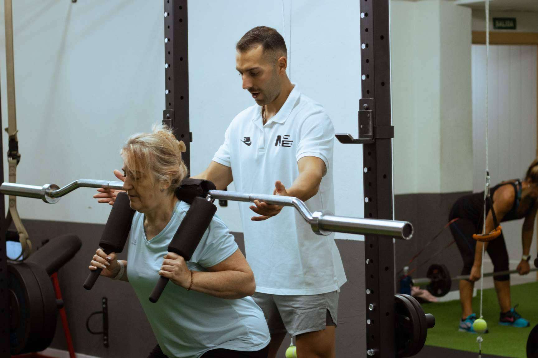 Entrenador personal para evitar las dolencias físicas, con Muévete Conmigo