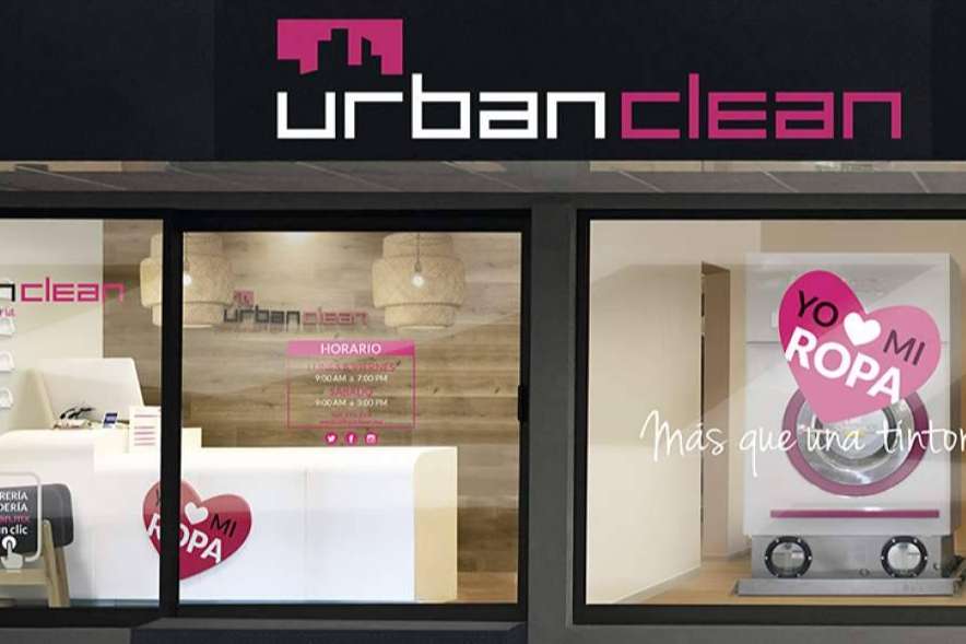 ¿En qué consiste el modelo de franquicia de lavandería autoservicio de UrbanClean?