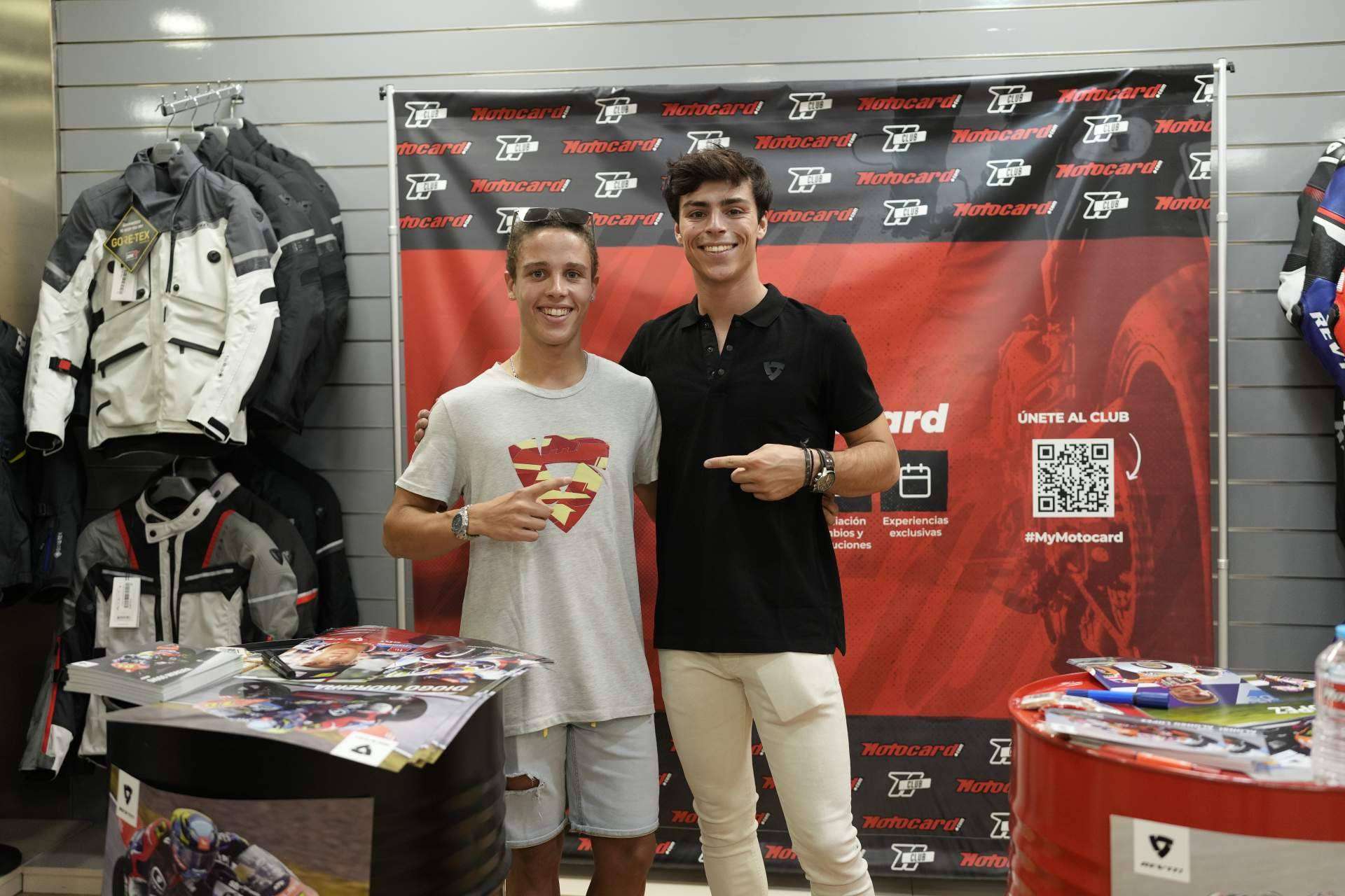 Los pilotos Alonso López, de Moto2, y Diogo Moreira, de Moto3, han visitado la tienda de Motocard en Valencia