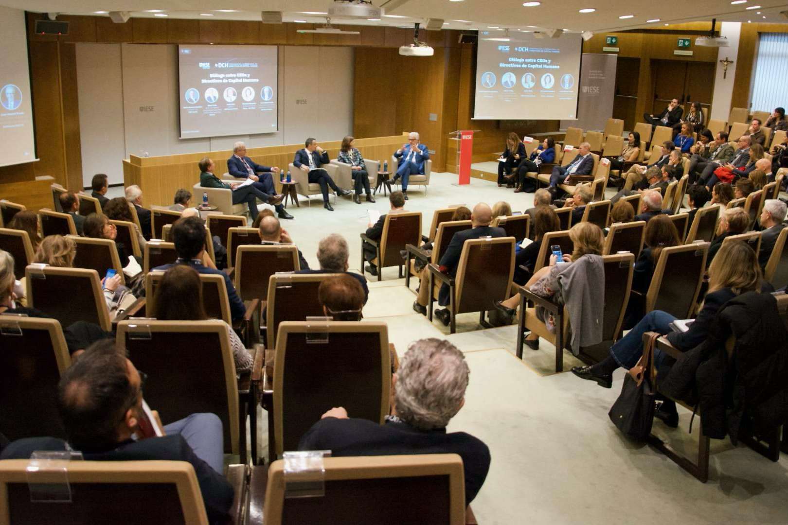 El Diálogo entre CEOs y Directivos de Capital Humano organizado por DCH e IESE cumple su octava edición y premia al Dr. Juan Abarca, Presidente de HM Hospitales