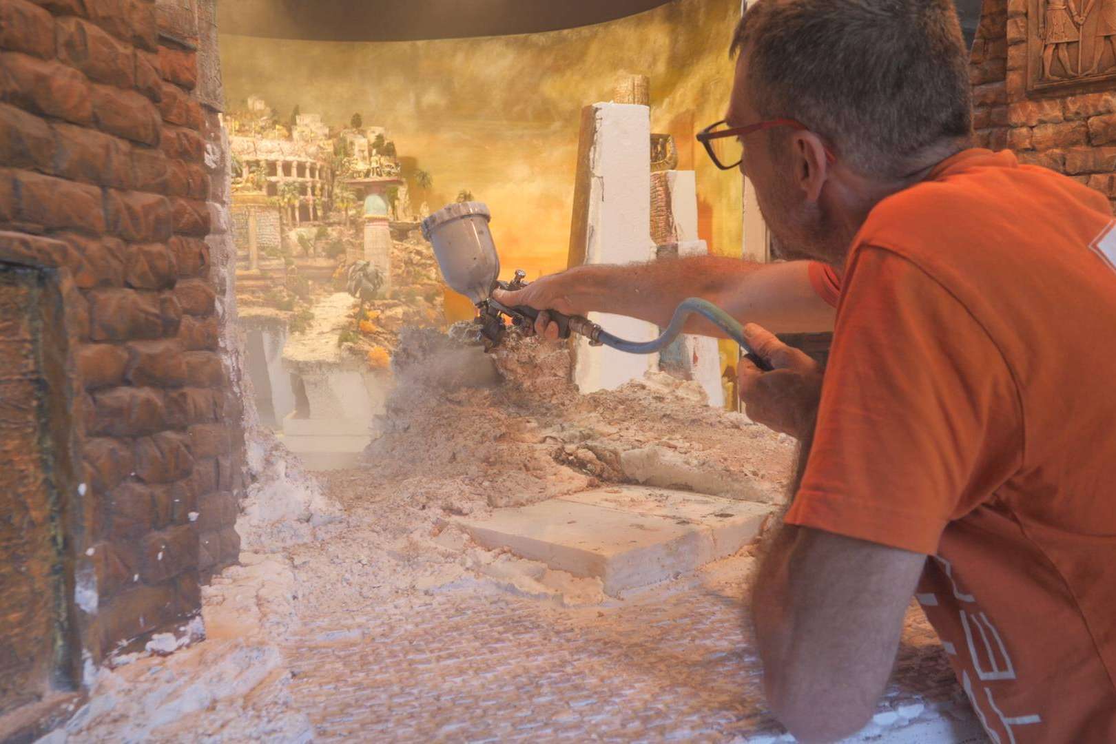 El artista Ramón Colomer tiene una experiencia de 35 años construyendo dioramas