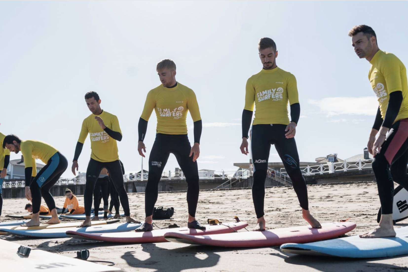 Los vuelos a Salinas permiten a los amantes del surf disfrutar de todo lo que ofrece Family Surfers – Surfcamp Las Dunas