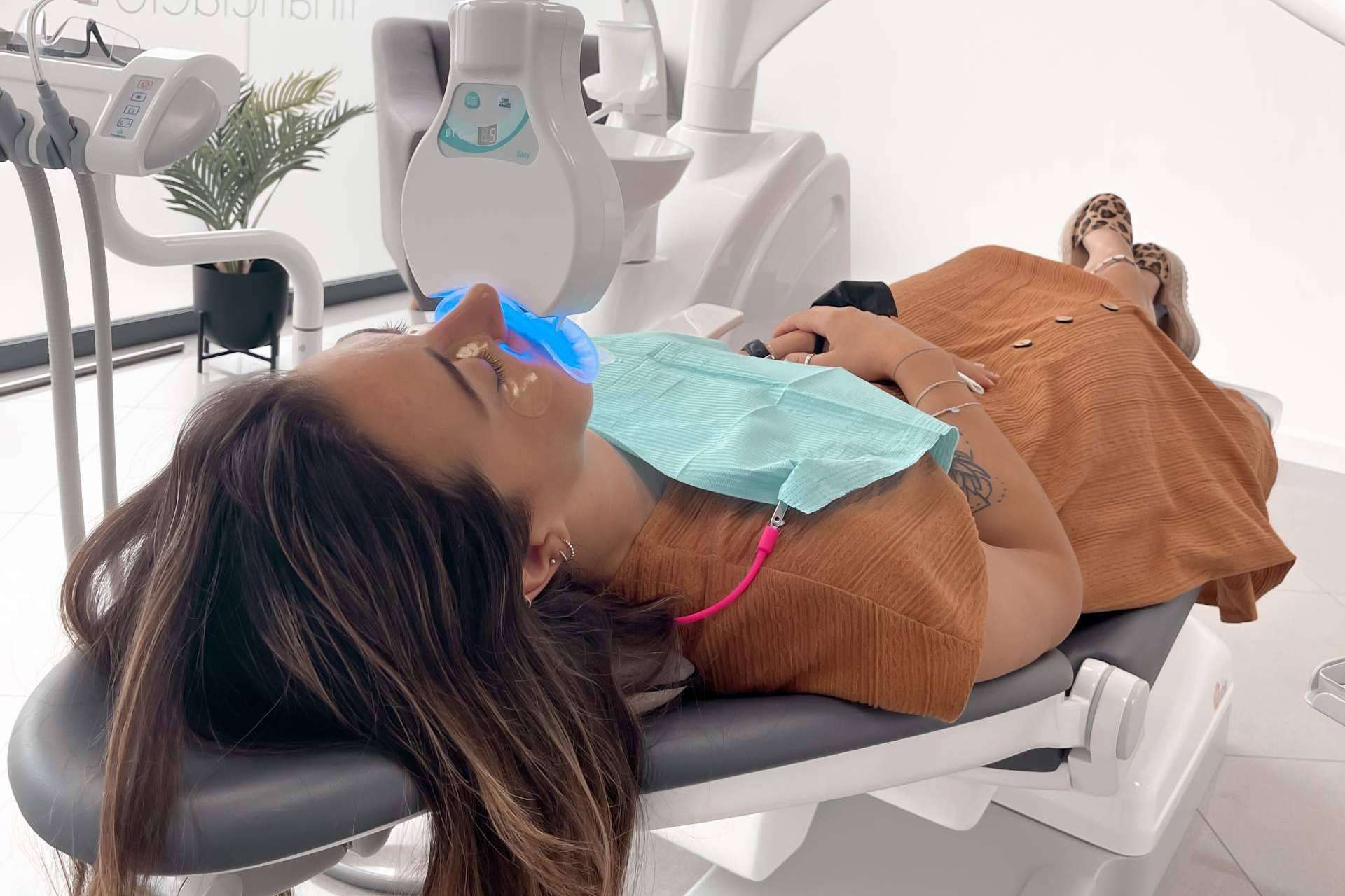 Tratamiento de blanqueamiento dental LED, de la mano de la Clínica MG Dental & Estética Facial