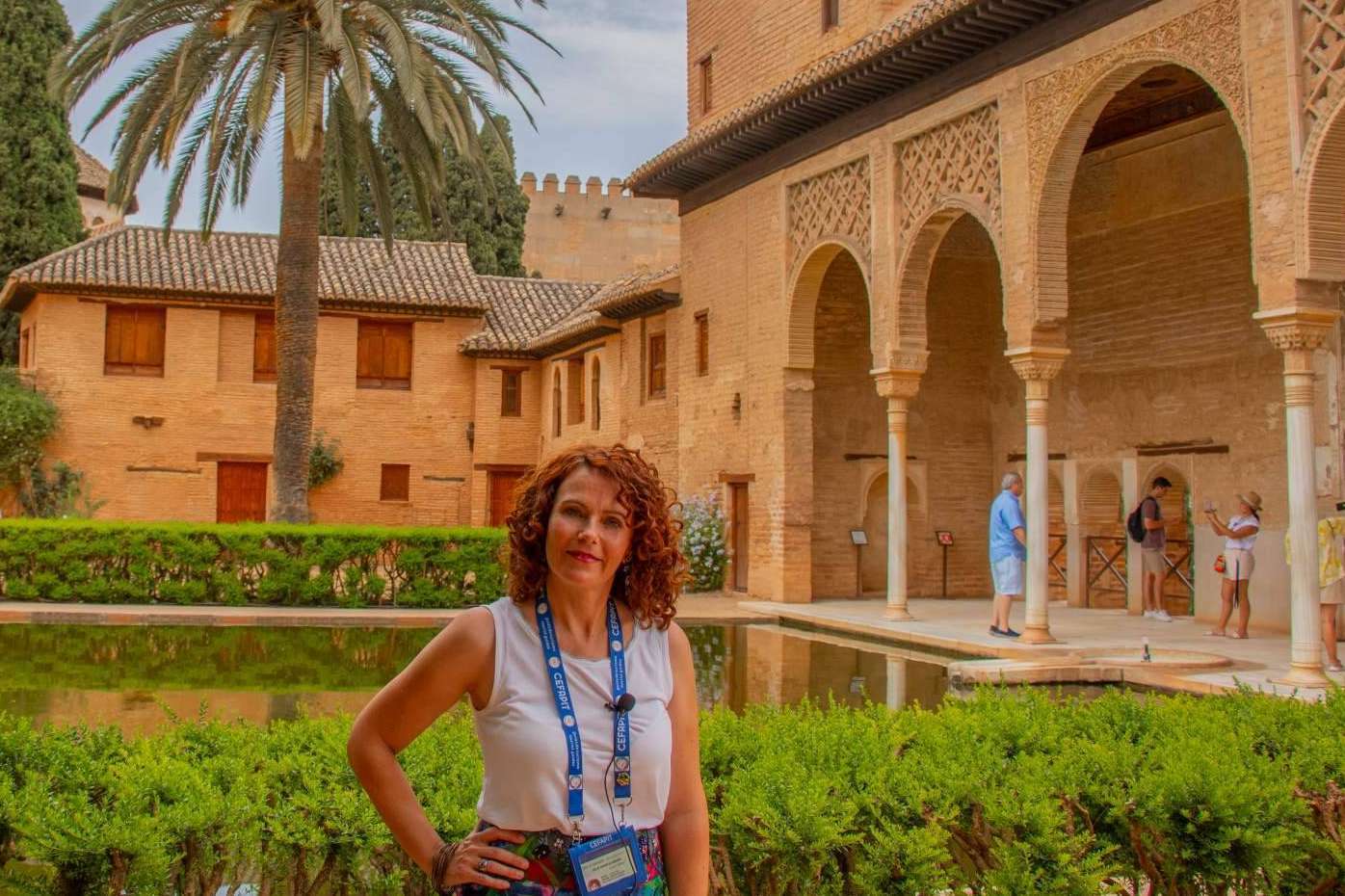 Arantxa Serrano ofrece visitas guiadas a la Alhambra, a través de una experiencia turística innovadora