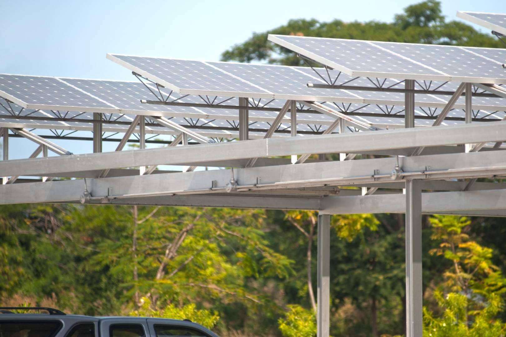 Vatios Verdes informa de que todos los aparcamientos de Francia tendrán que instalar placas solares