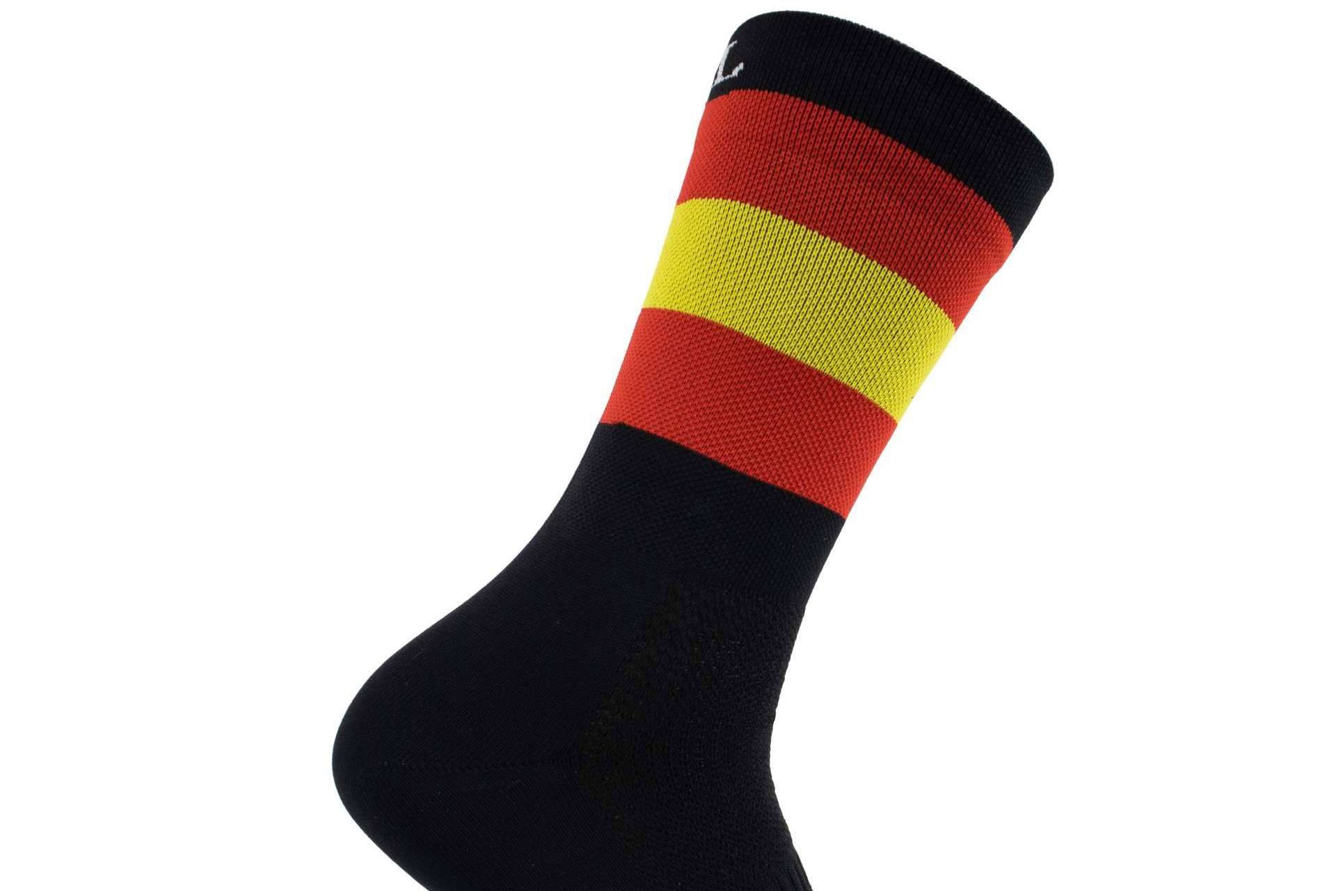 Perro Loco presenta el diseño de los calcetines de ciclismo con la bandera de España