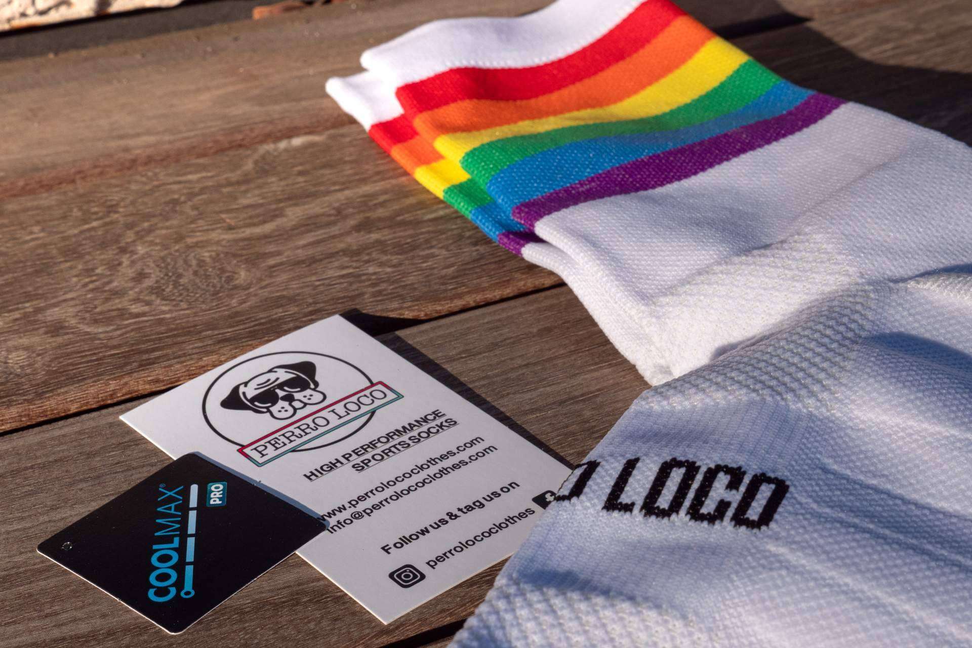 Los calcetines con la bandera LGTBI de Perro Loco
