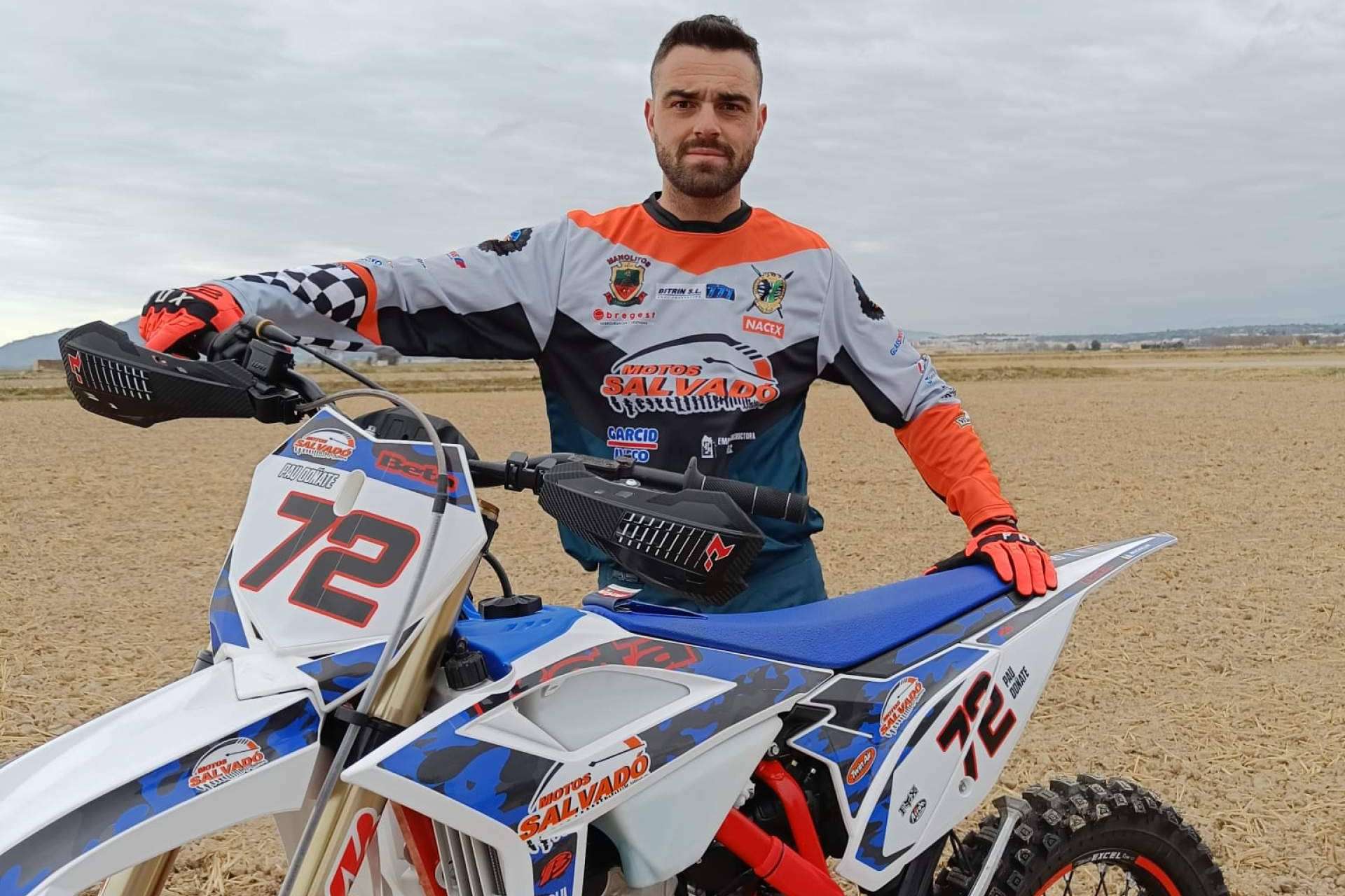 ADHESIVOSEMBARRADOS ofrece equipación offroad personalizada