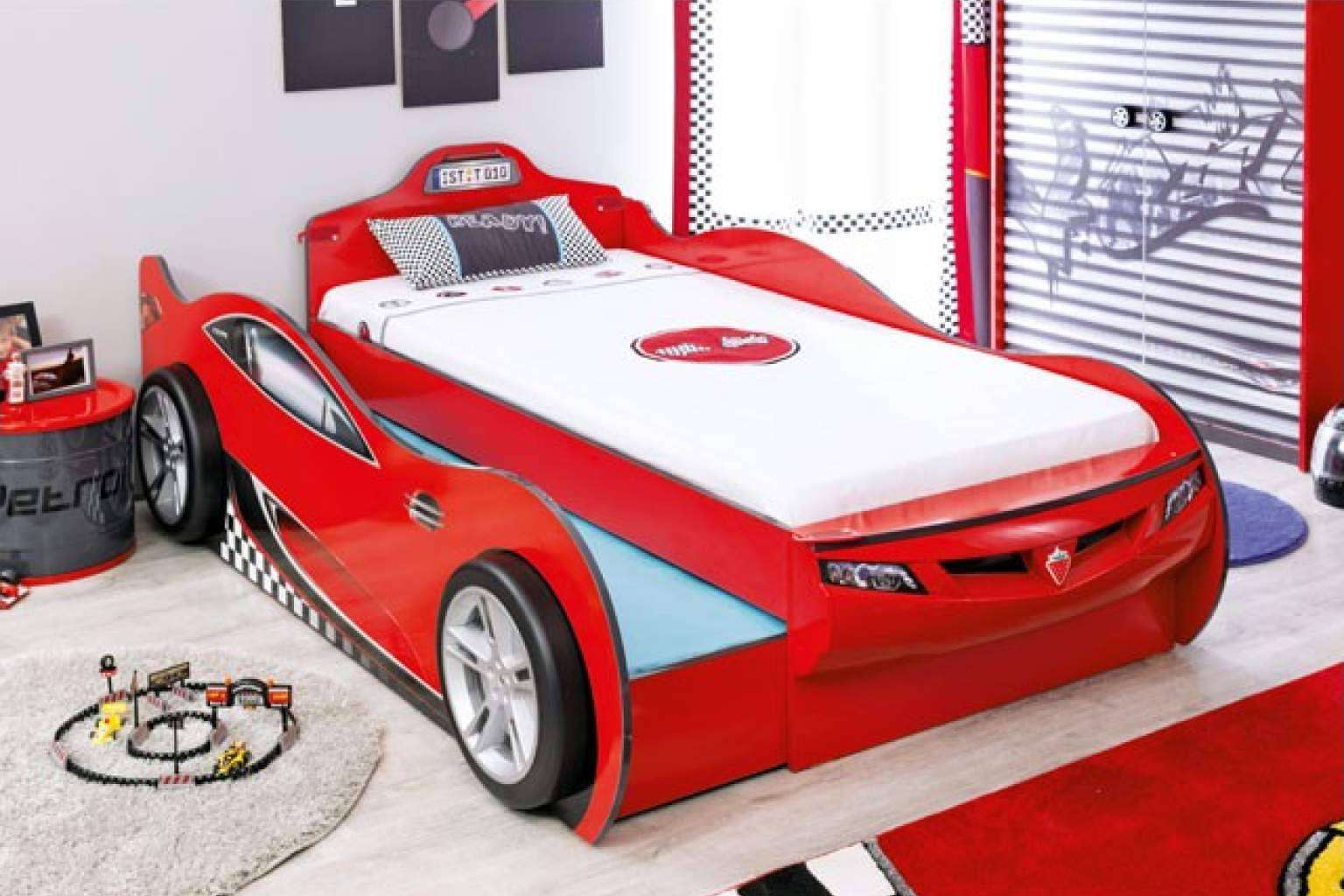 Cilek dispone de una cama infantil en forma de coche de carreras