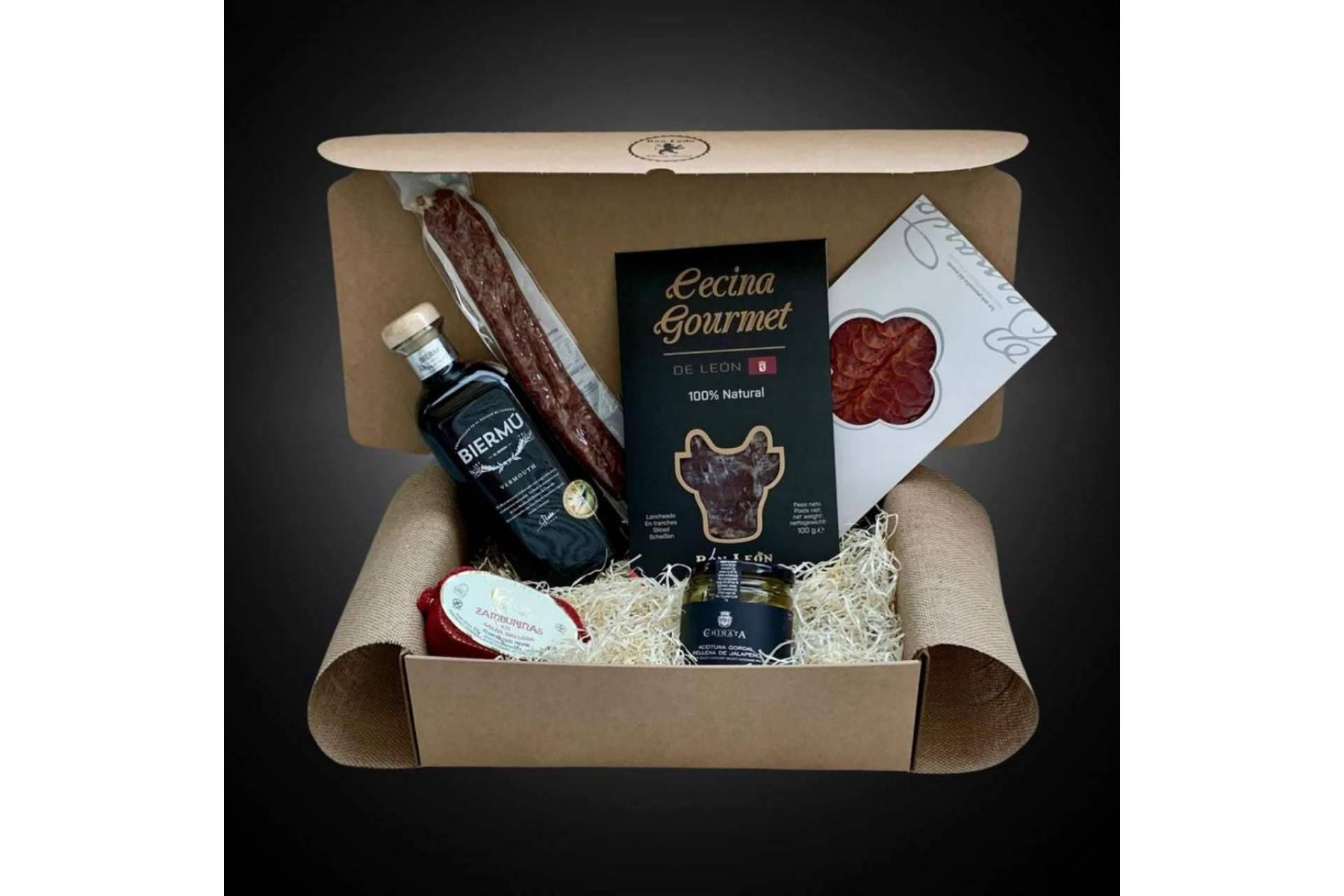 Cesta productos gourmet con dedicatoria y foto en Bon León