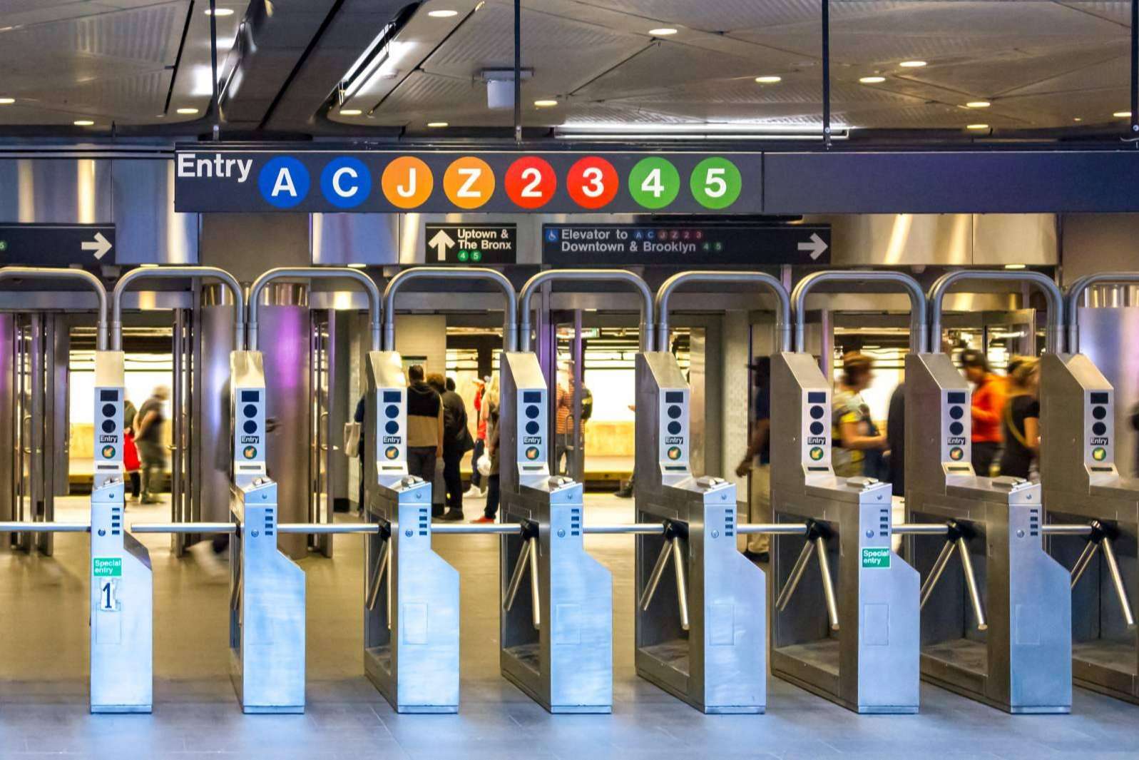 Diseñar una estrategia de publicidad en el metro de Madrid con Ecco Diez