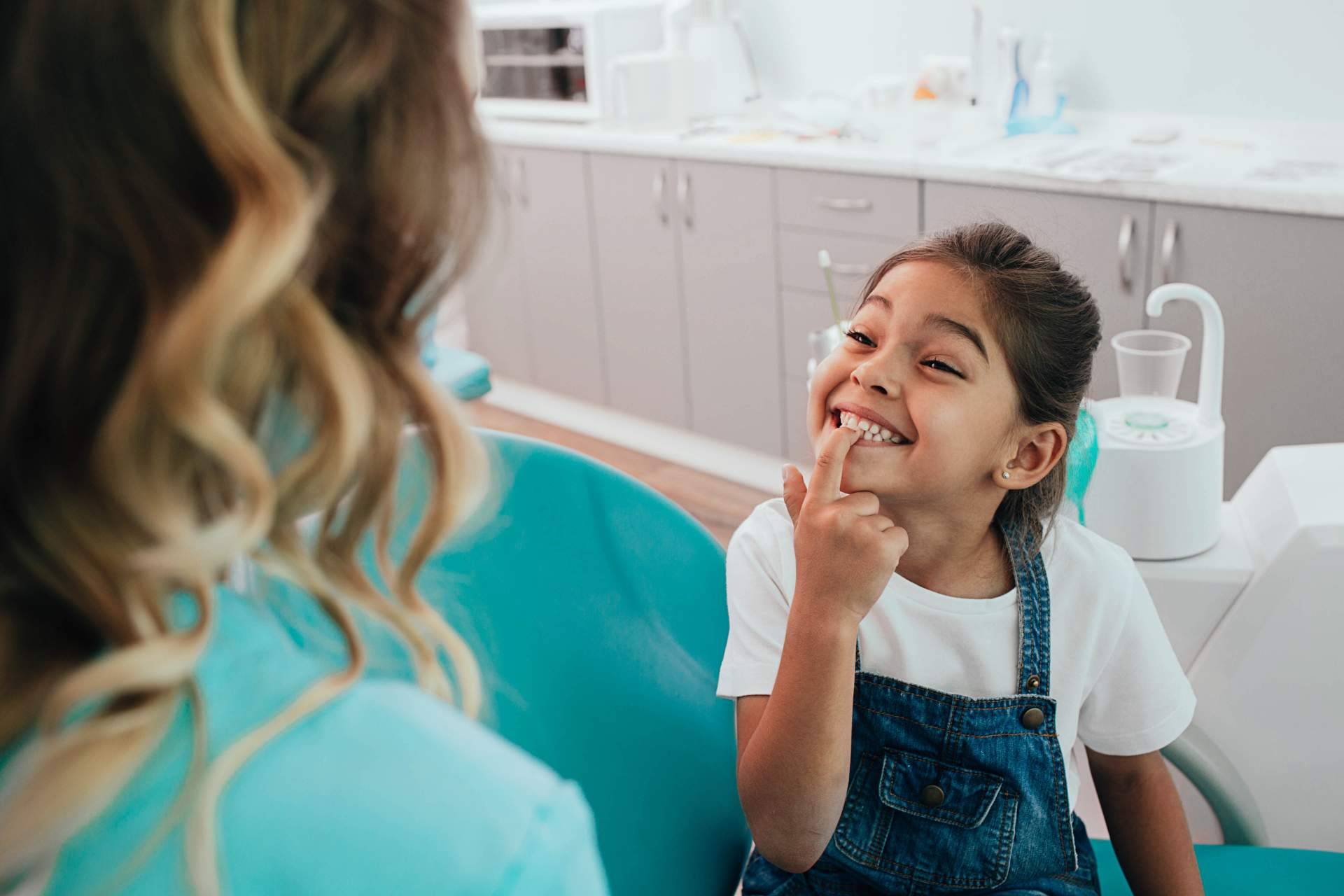 ¿Cuándo es recomendable que los niños acudan a la consulta del odontopediatra en Valencia?, por Clínica Viasalud