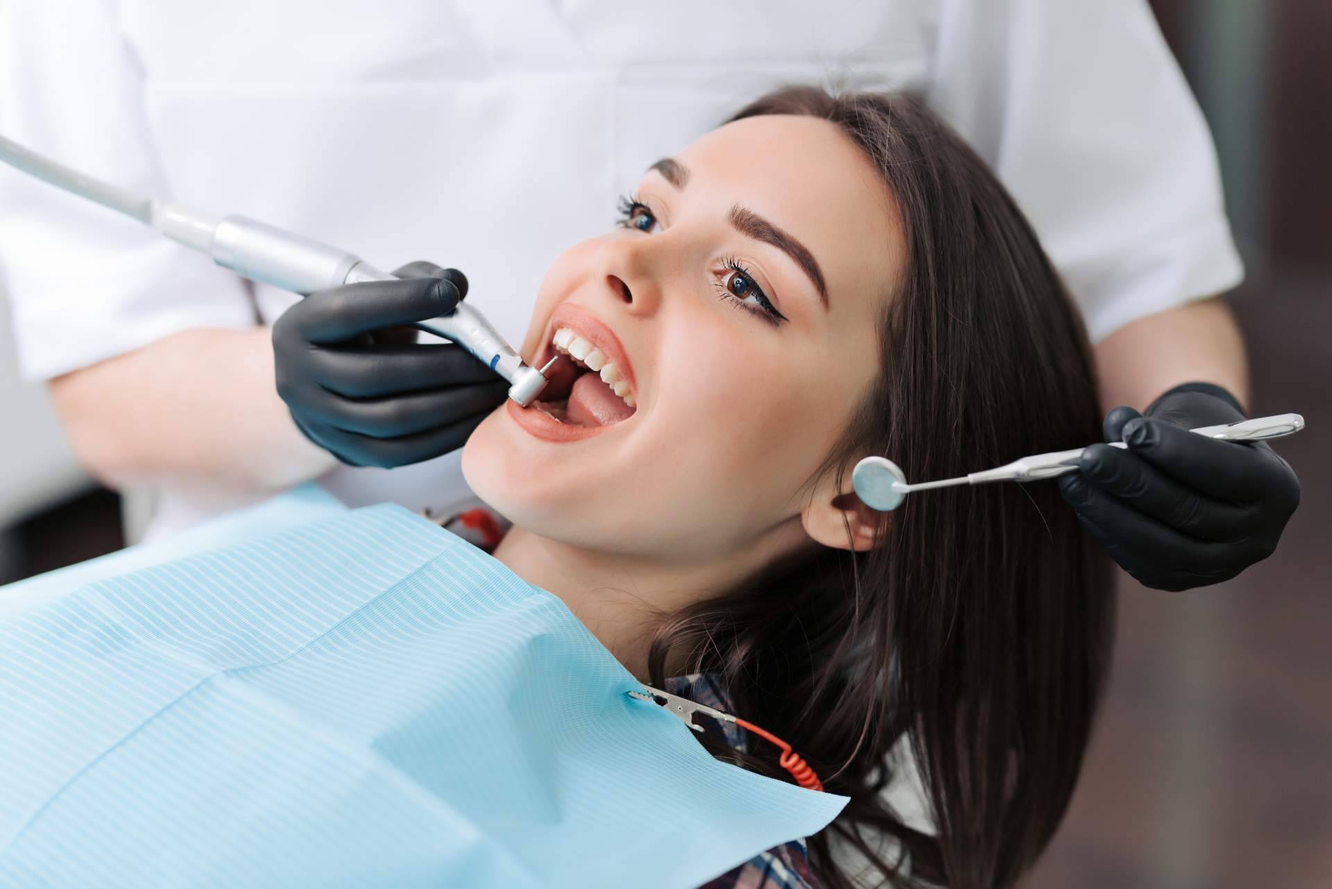 ¿Cómo se hacen limpiezas dentales profesionales?, por Helident Clínica Dental