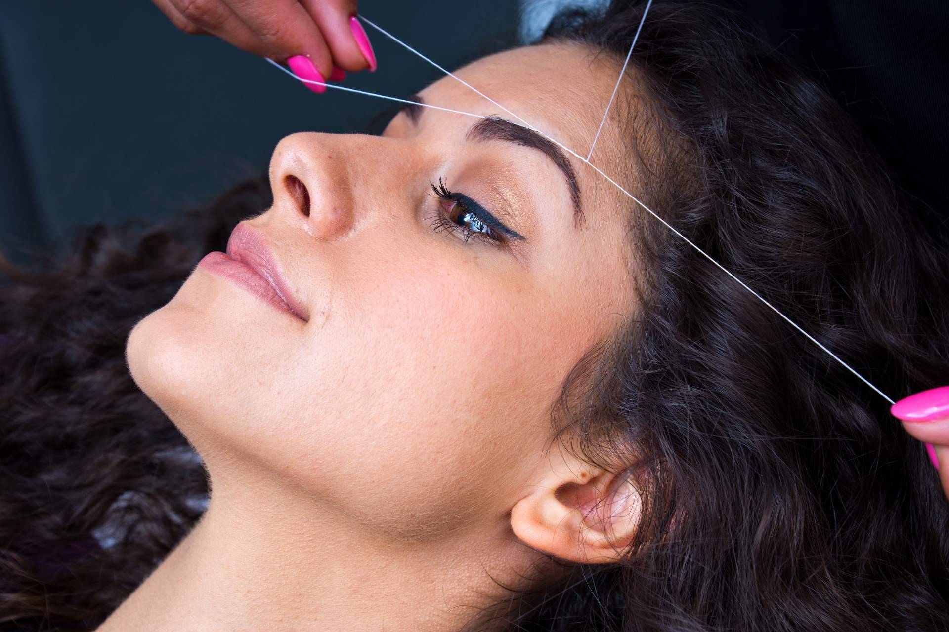 Depilación de cejas con hilo en verano, de la mano de Con Hilo Depilo