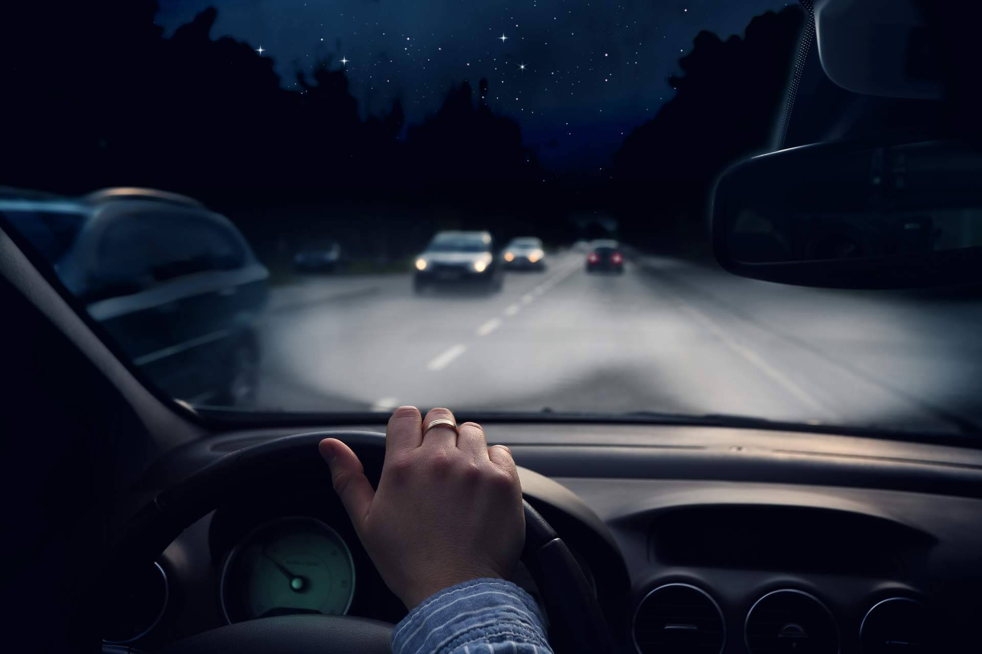 Consejos, riesgos y beneficios de conducir de noche, por SF Motor Premium