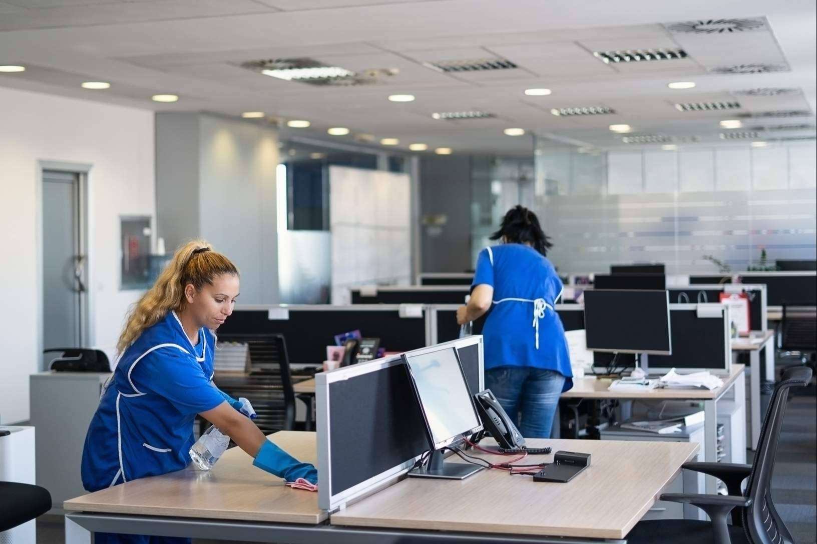 ¿Cuáles son los beneficios de tener la oficina limpia y de su impacto en la productividad?