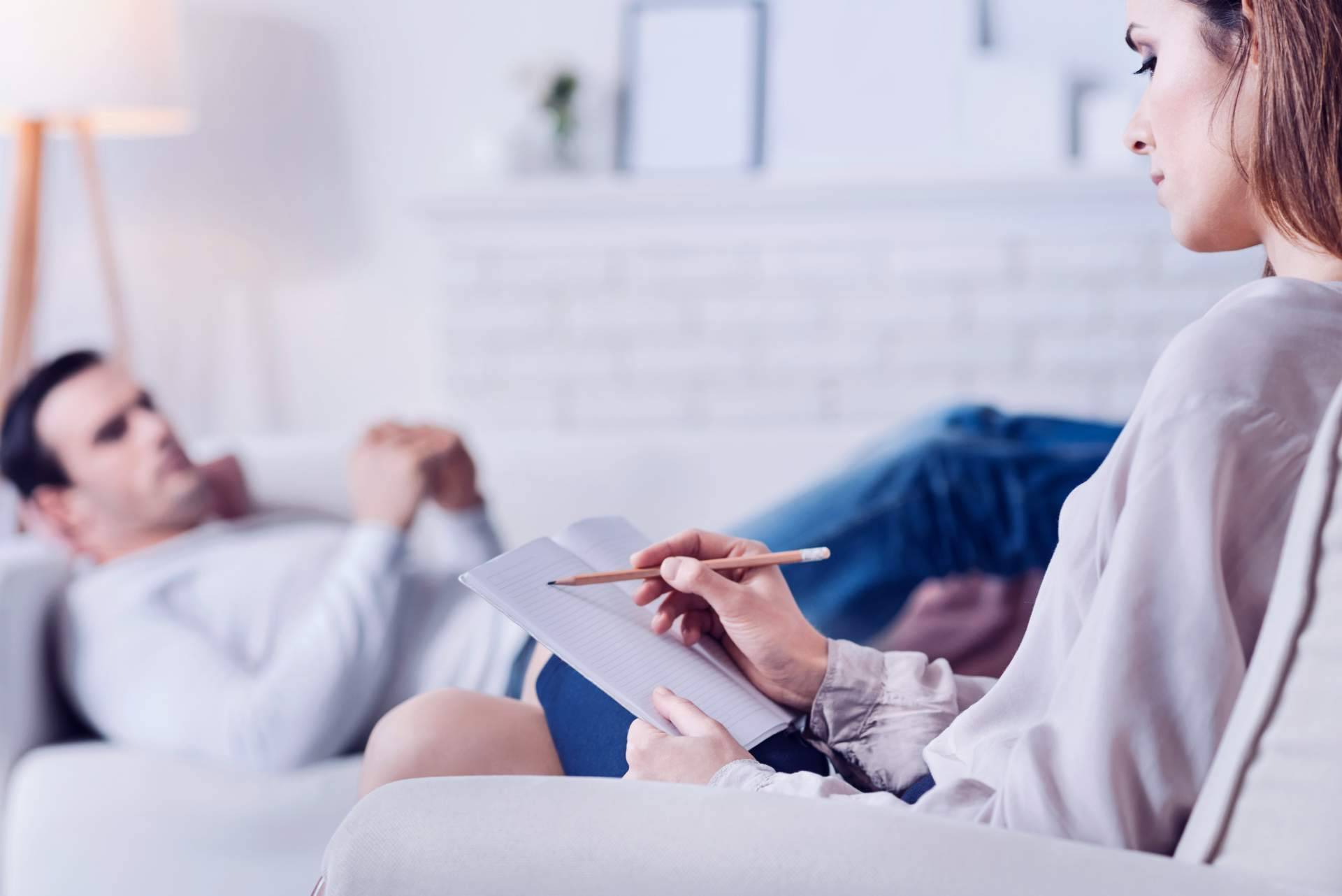 ¿Cuáles son los beneficios de la terapia de salud emocional en las personas?