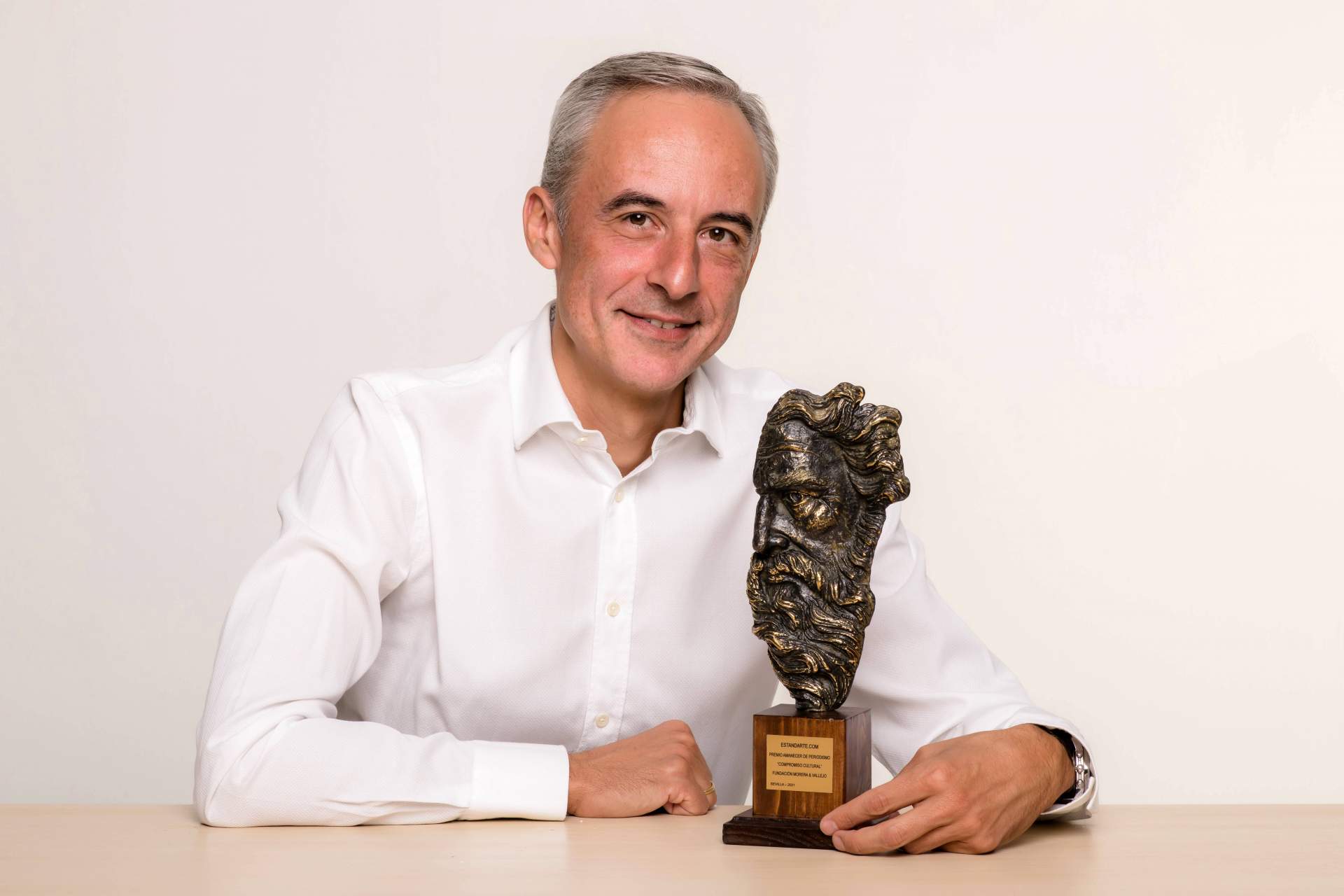 Jorge Segado, fundador de Estandarte.com, recibe el Premio Amanecer de Periodismo